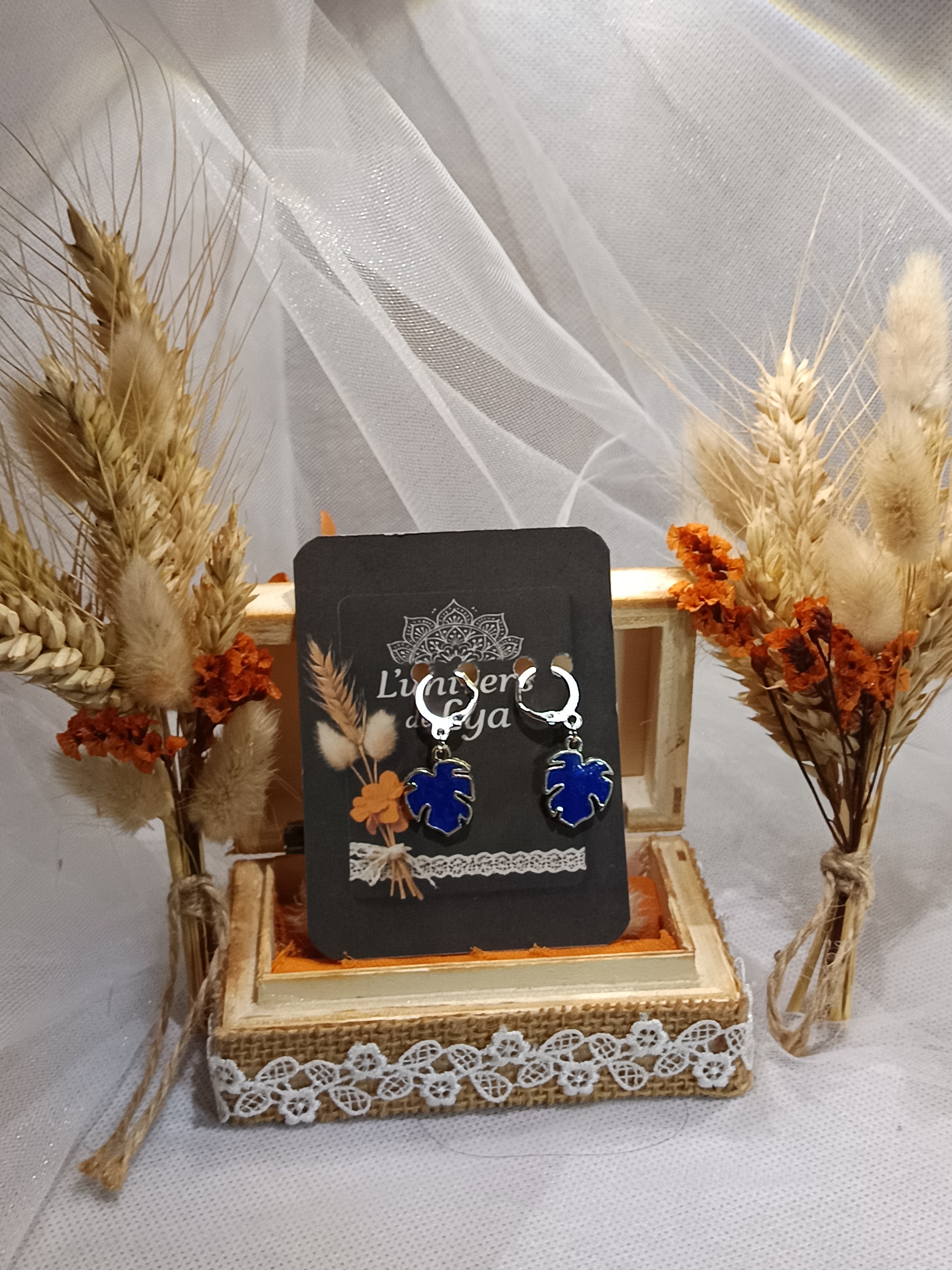 Boucles d’oreilles feuille bleue pendantes – Bijou fantaisie en métal argenté