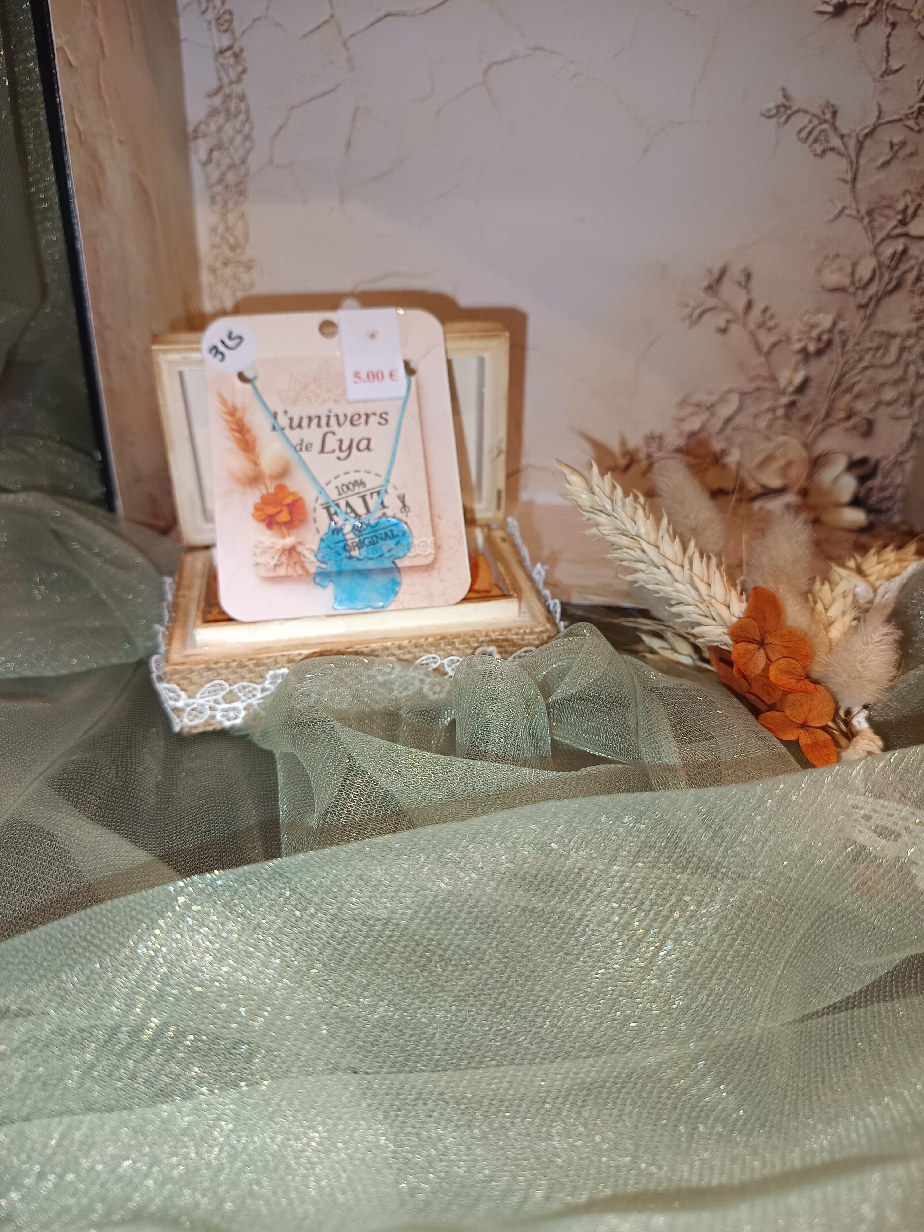 Collier écureuil bleu fait main – Bijou artisanal animal en résine – Création L’univers de Lya