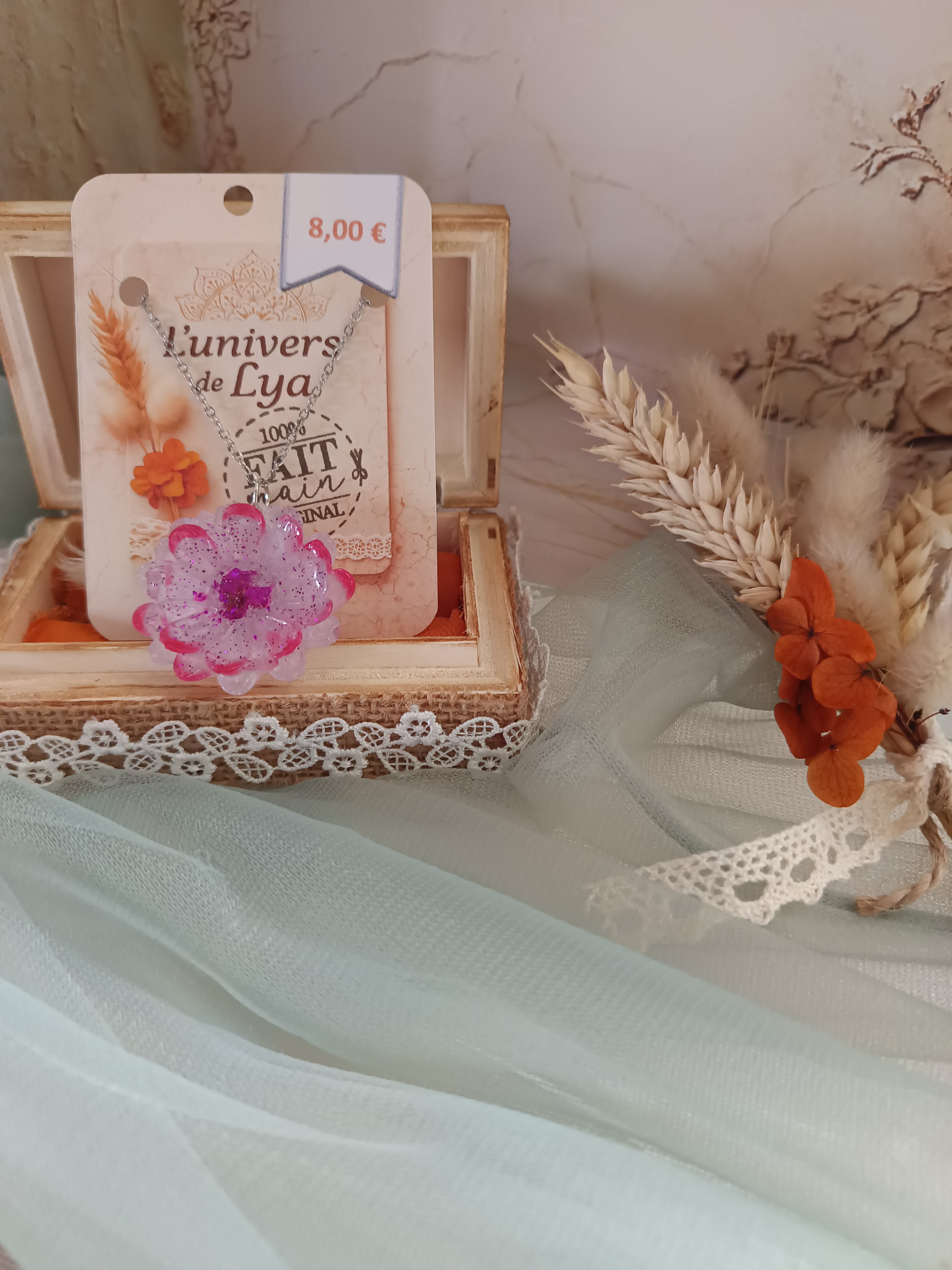 Collier fleur blanche en résine avec cœur rose pailleté – Bijou floral fait main