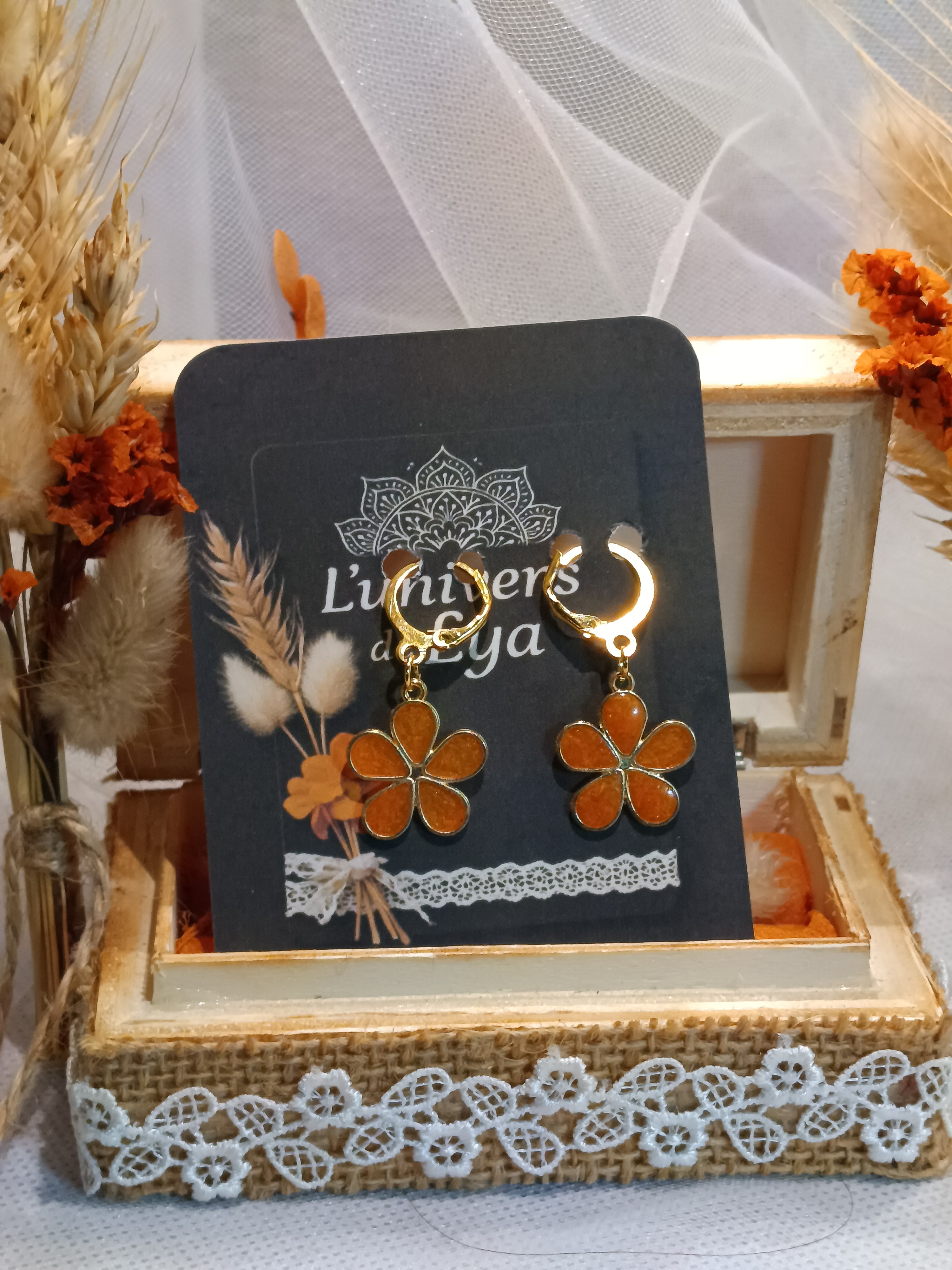 Boucles d’oreilles fleur dorées pendantes – Bijou fantaisie élégant et coloré