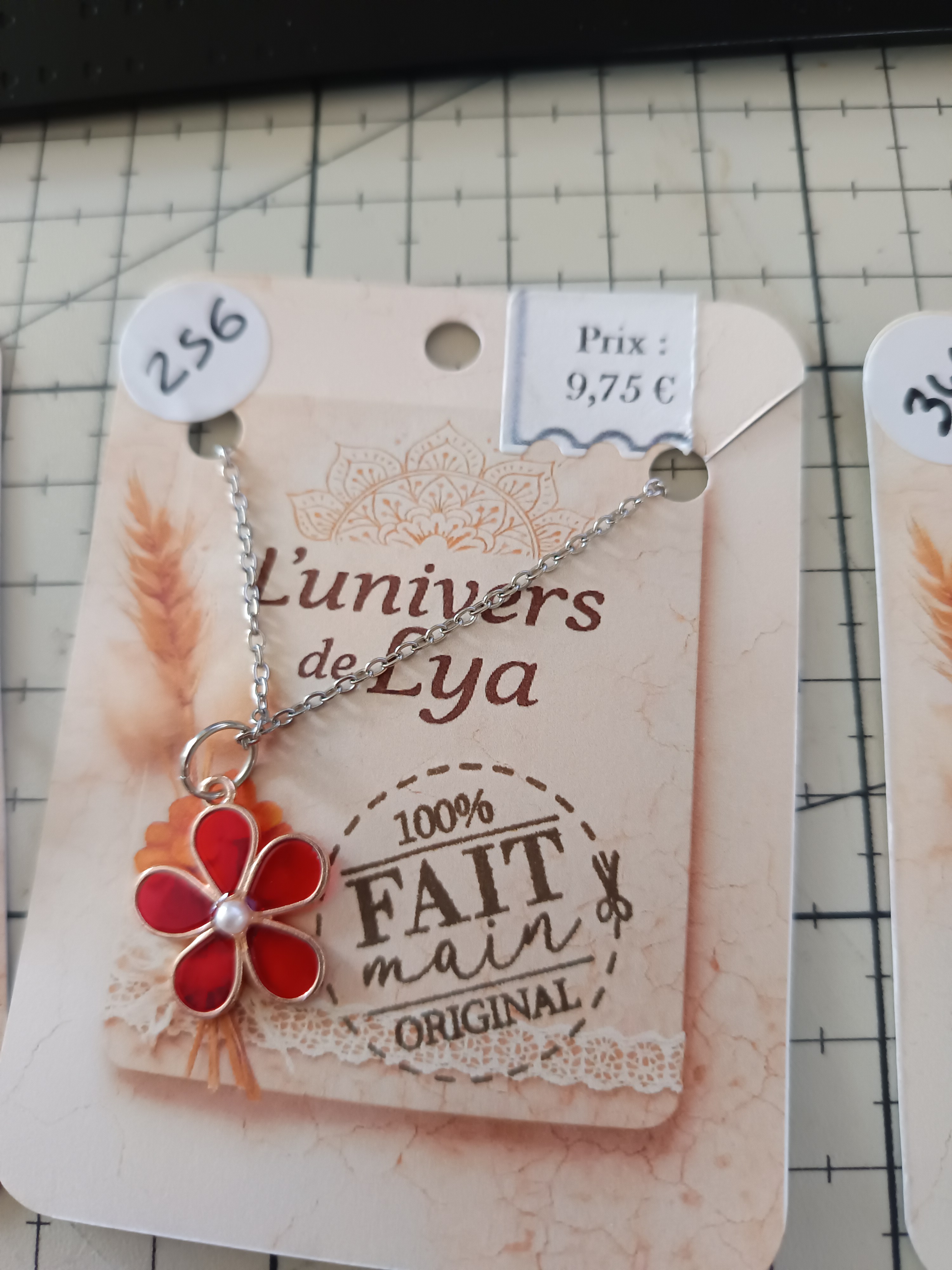 Collier fleur rouge fait main – Bijou artisanal femme en résine florale rouge – Création originale L’univers de Lya
