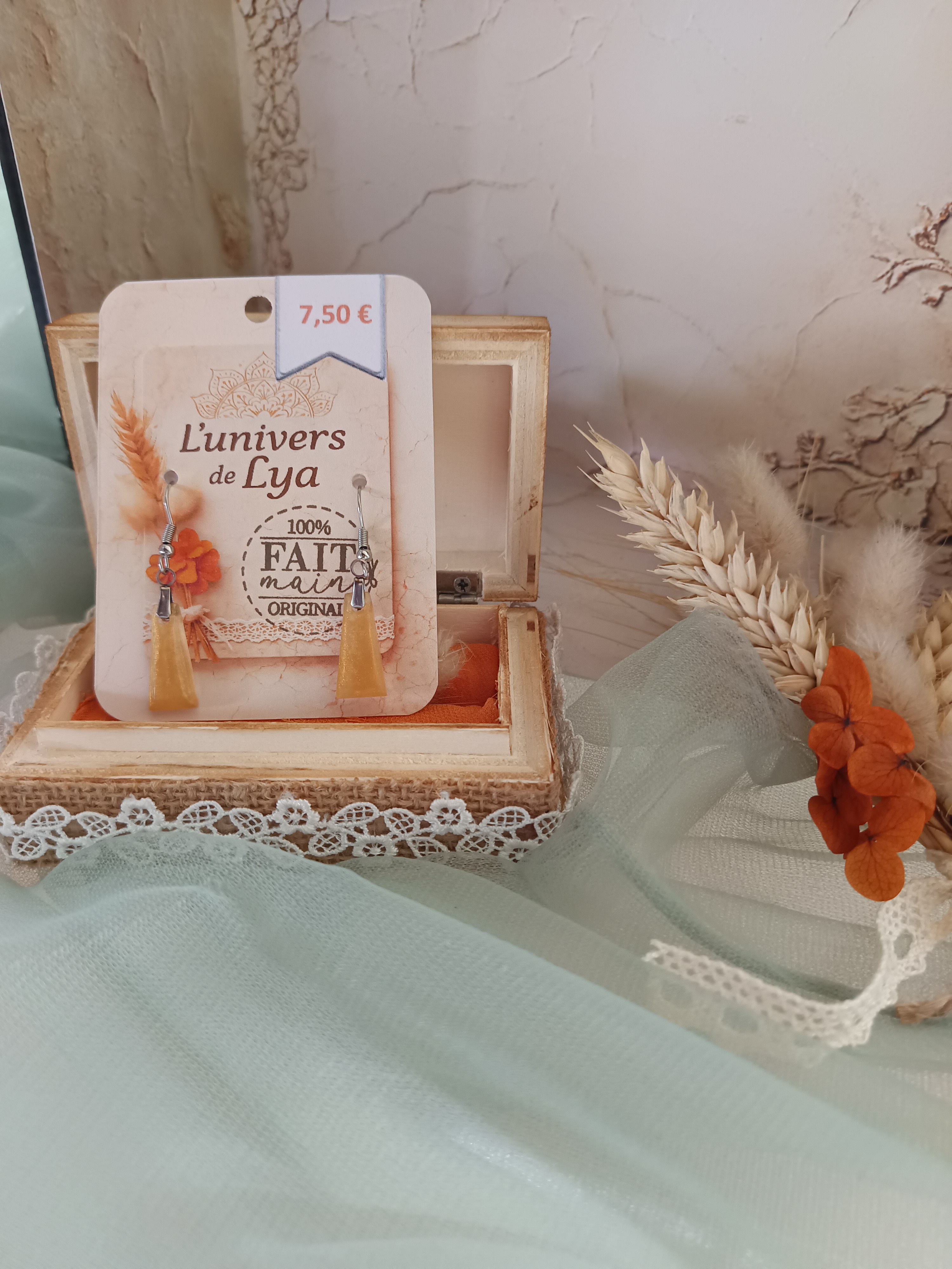 Boucles d’oreilles jaunes fait main – Bijoux artisanaux géométriques en résine – L’univers de Lya