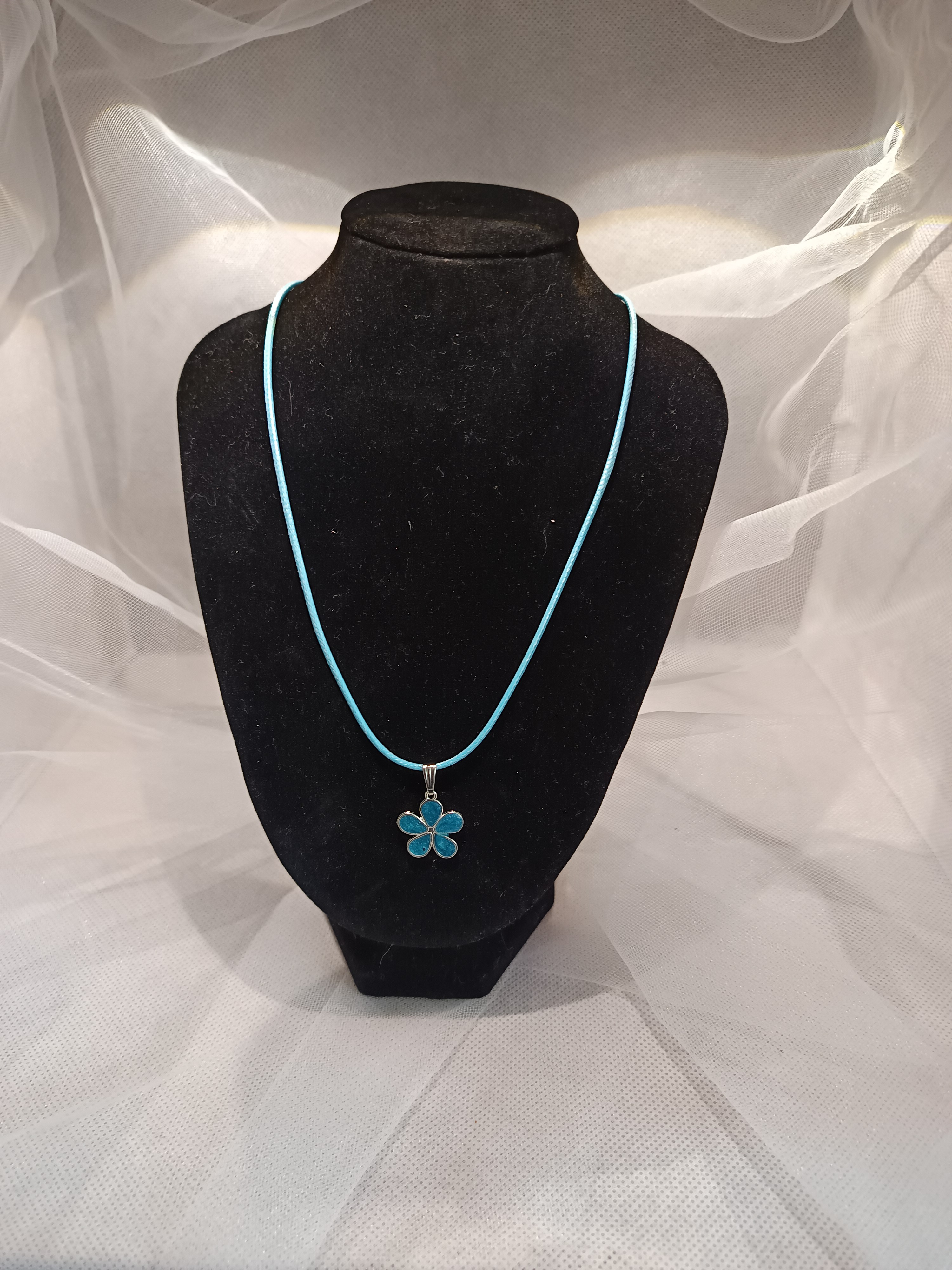 Collier fleur blanche sur cordon – Bijou délicat et élégant au style naturel