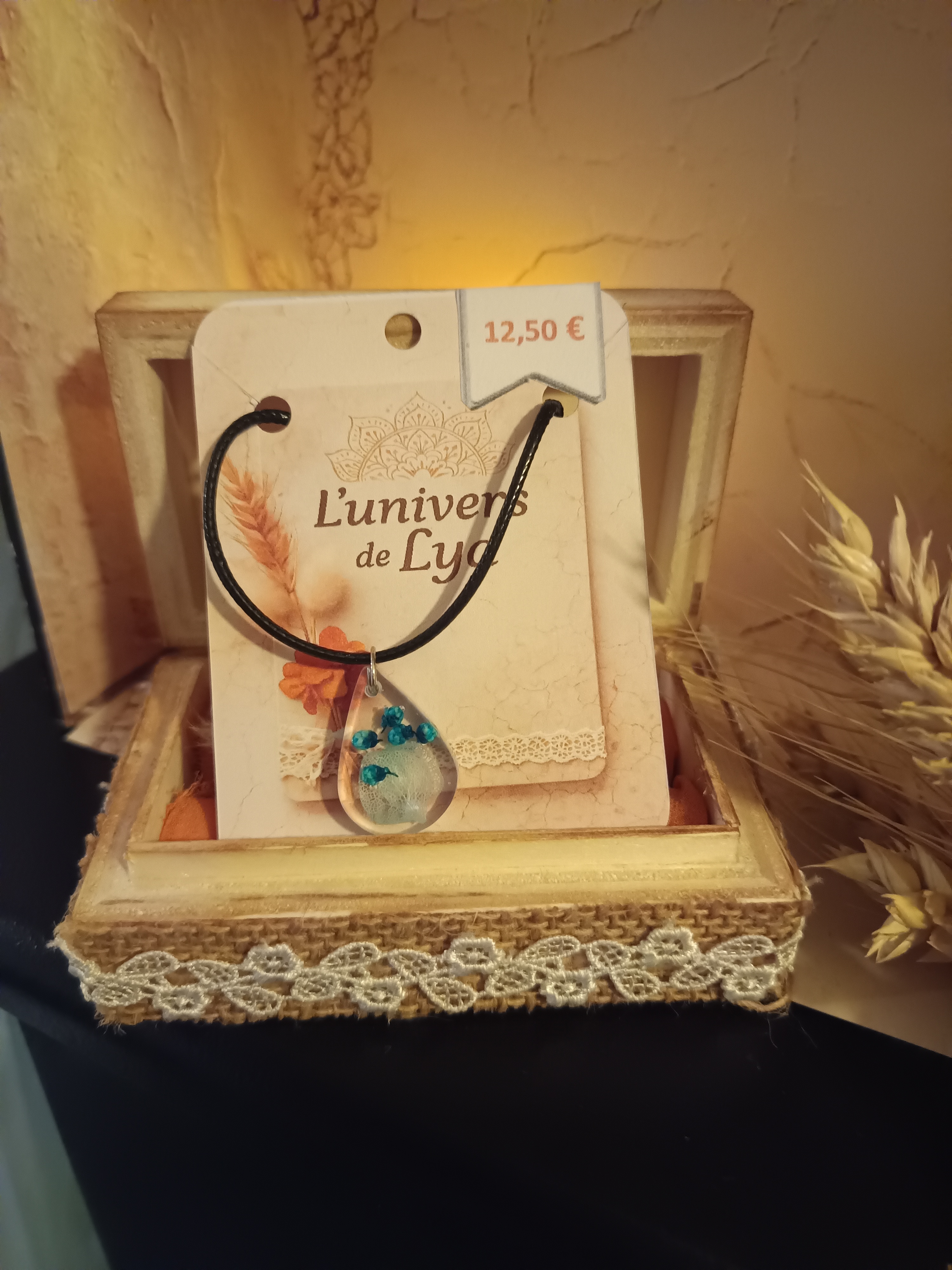 Collier goutte fleurs bleues fait main – Bijou artisanal en résine – L’univers de Lya