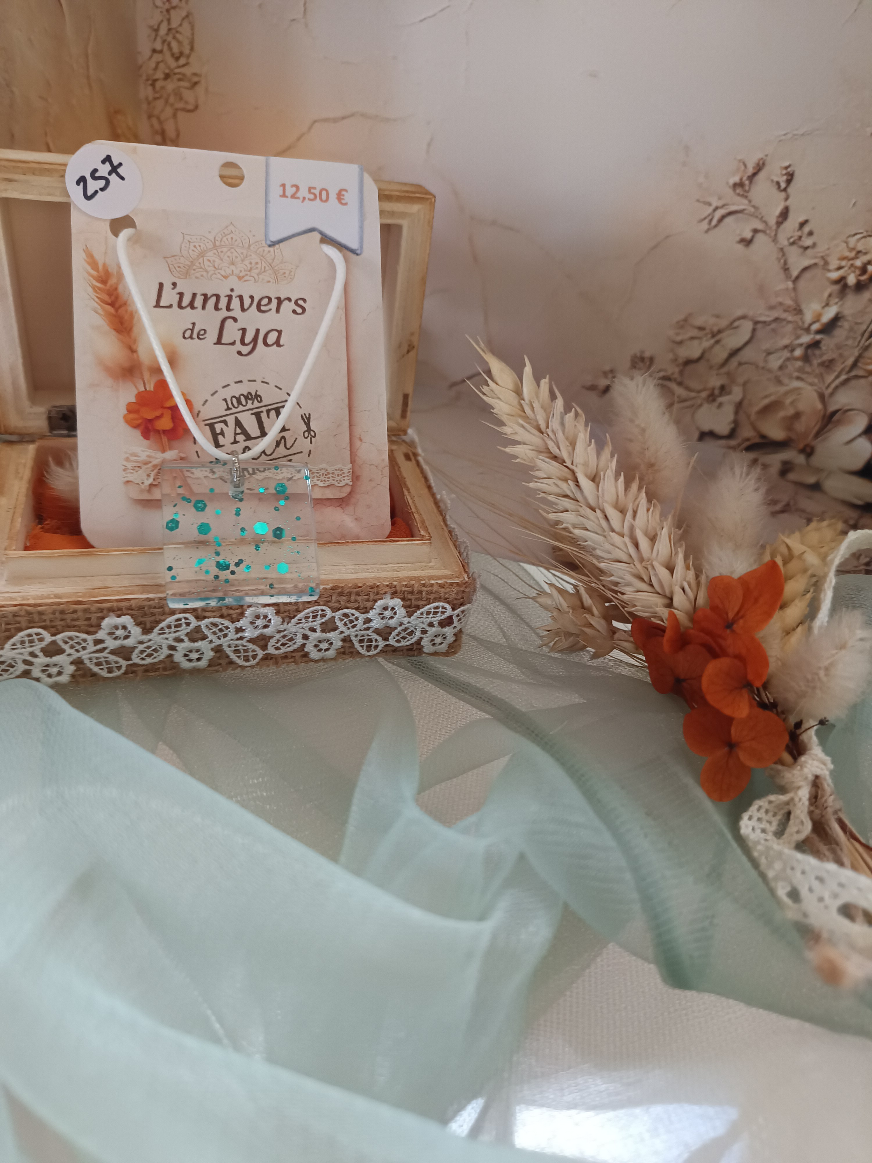 Collier carré paillettes vertes fait main – Bijou artisanal moderne – L’univers de Lya