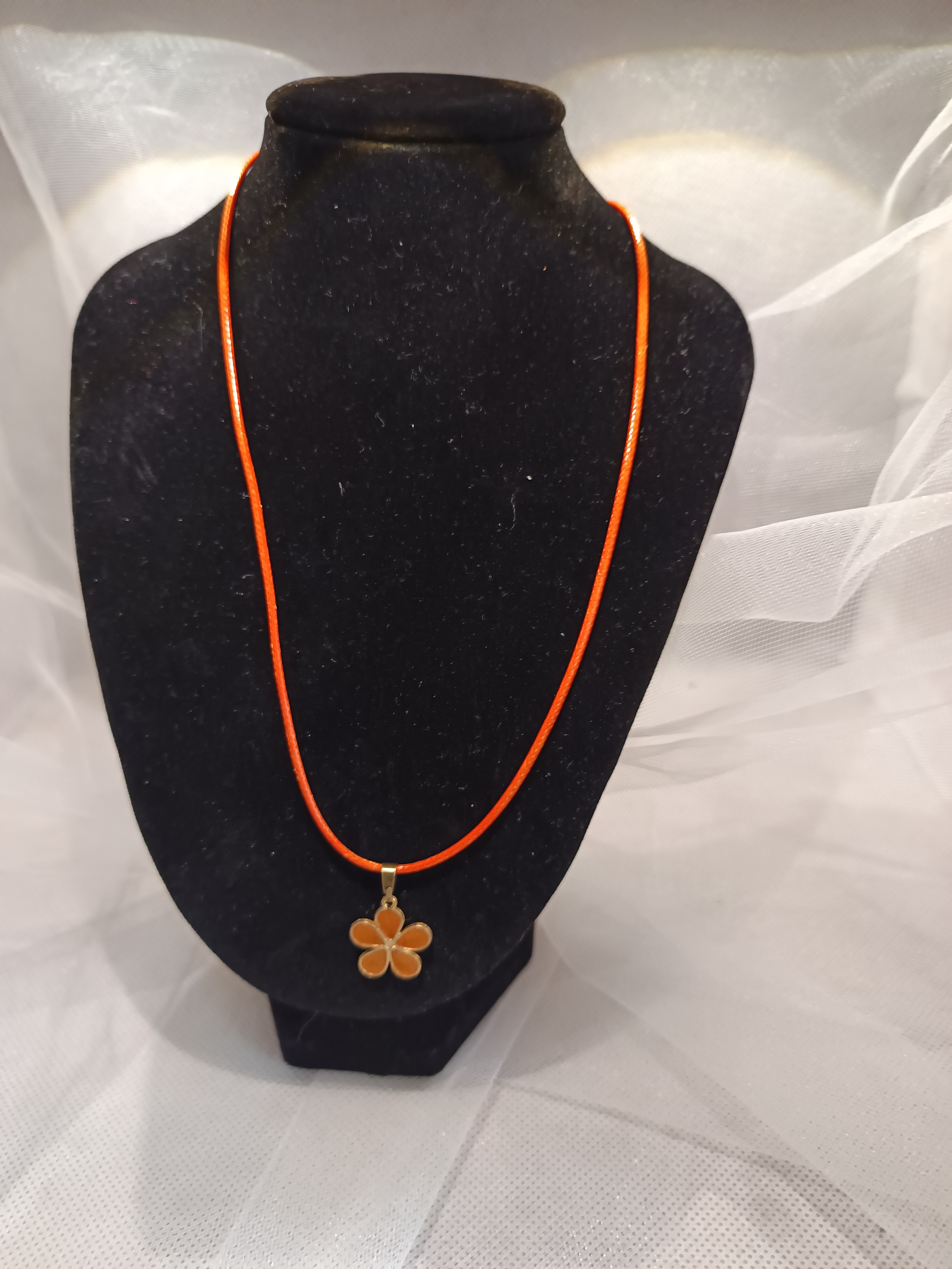 Collier fleur blanche sur cordon – Bijou délicat et élégant au style naturel