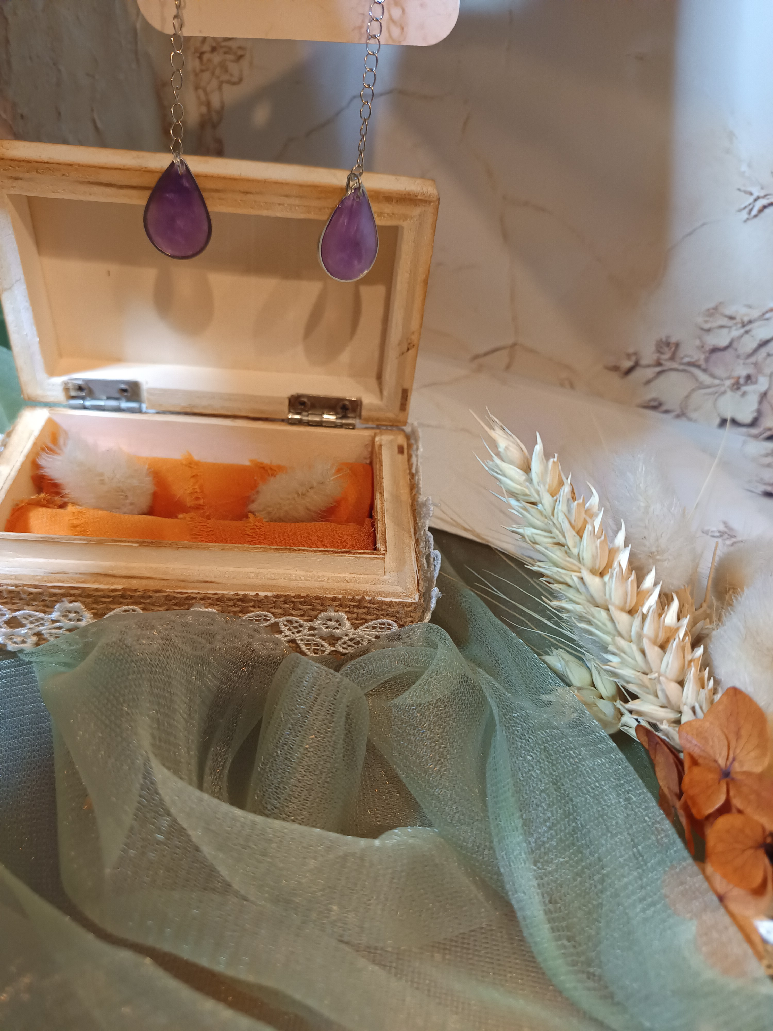 Boucles d’oreilles gouttes bicolores fait main – Bijoux artisanaux en résine – L’univers de Lya