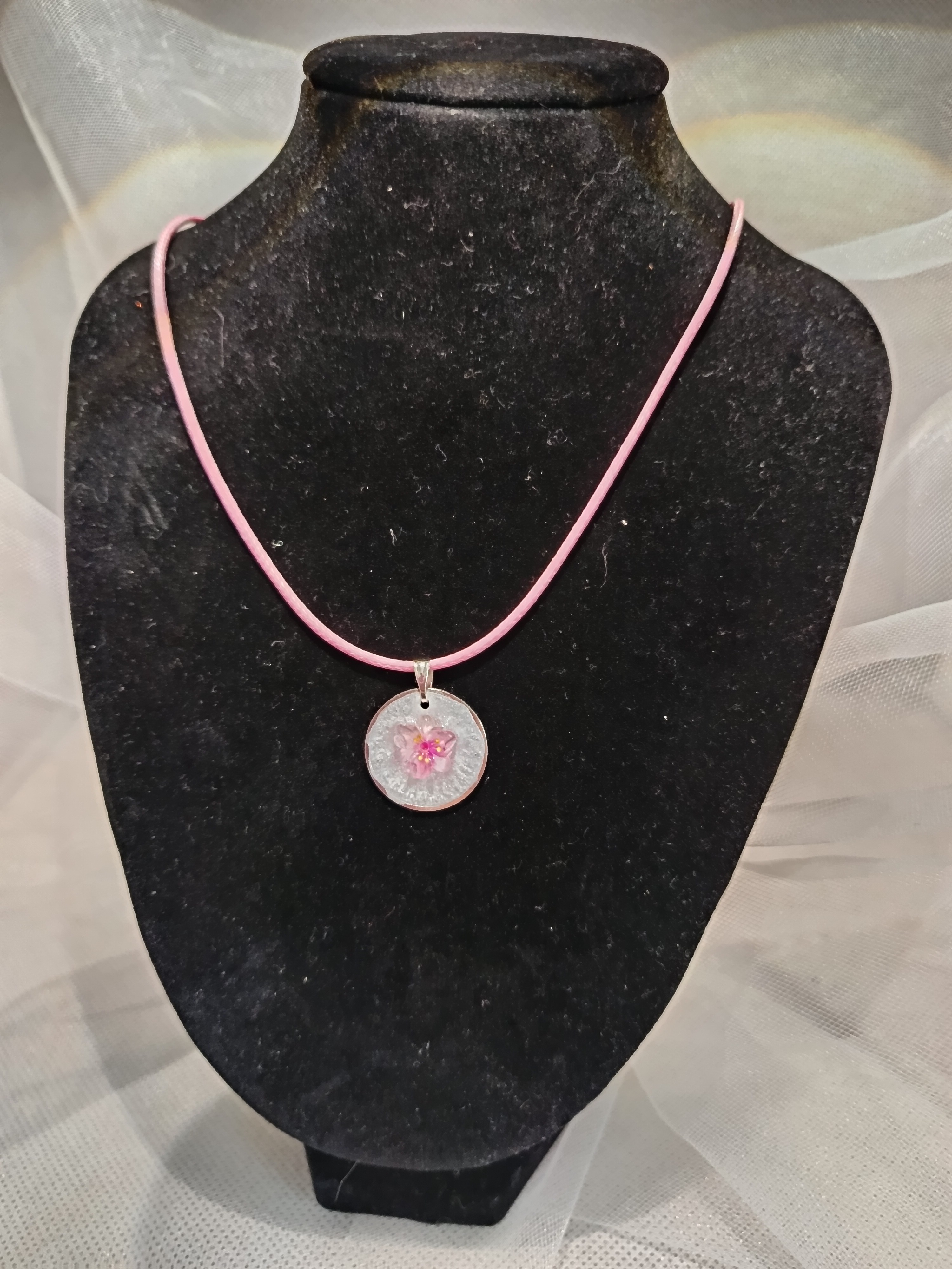 Collier pendentif rond sur cordon coloré – Bijou fantaisie fleuri et porte-bonheur