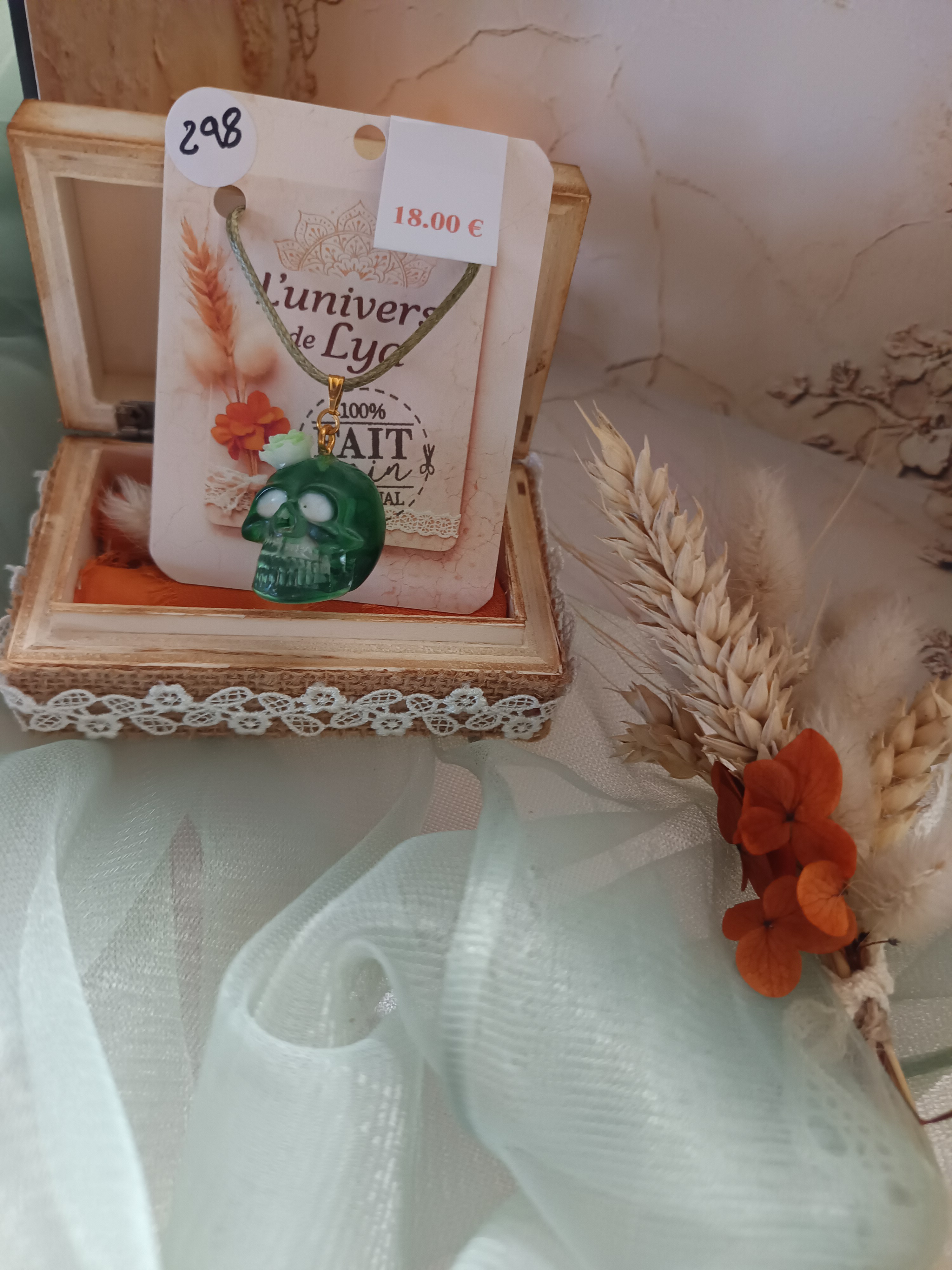 Collier tête de mort vert translucide – Bijou gothique bohème original