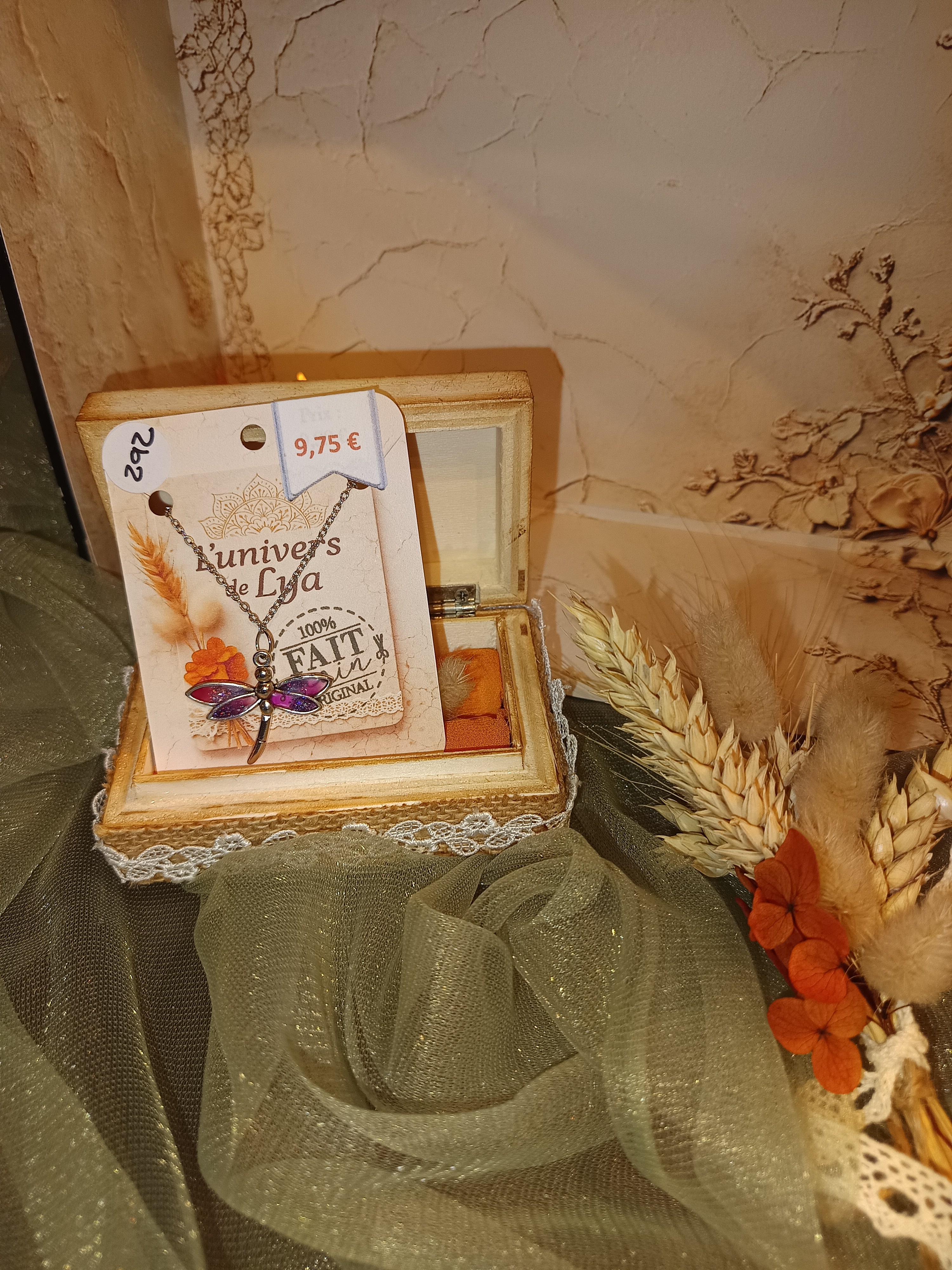 Collier libellule violette fait main – Bijou artisanal poétique femme – L’univers de Lya