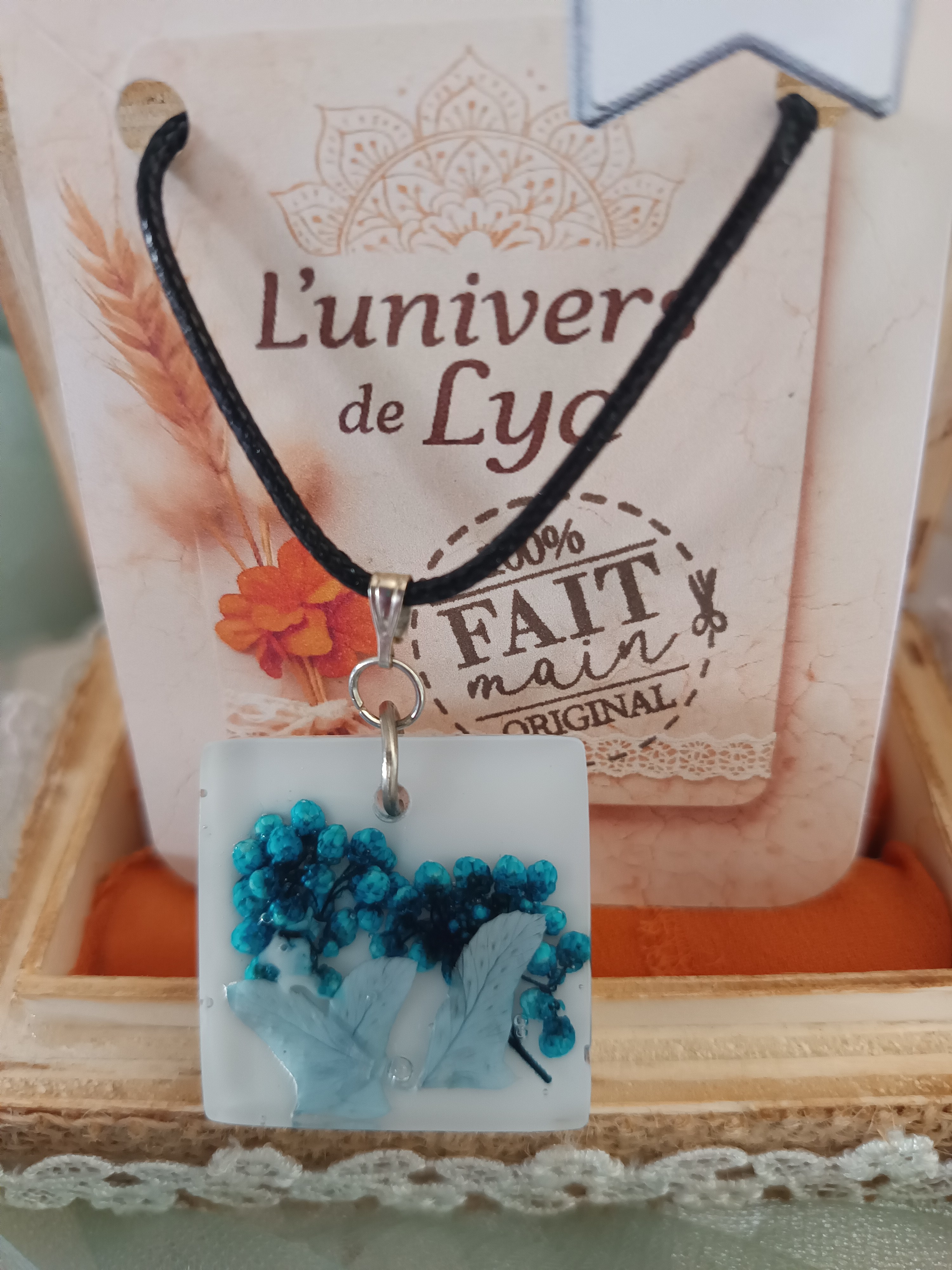 Collier artisanal en résine avec fleurs bleues séchées – Pendentif carré bohème naturel