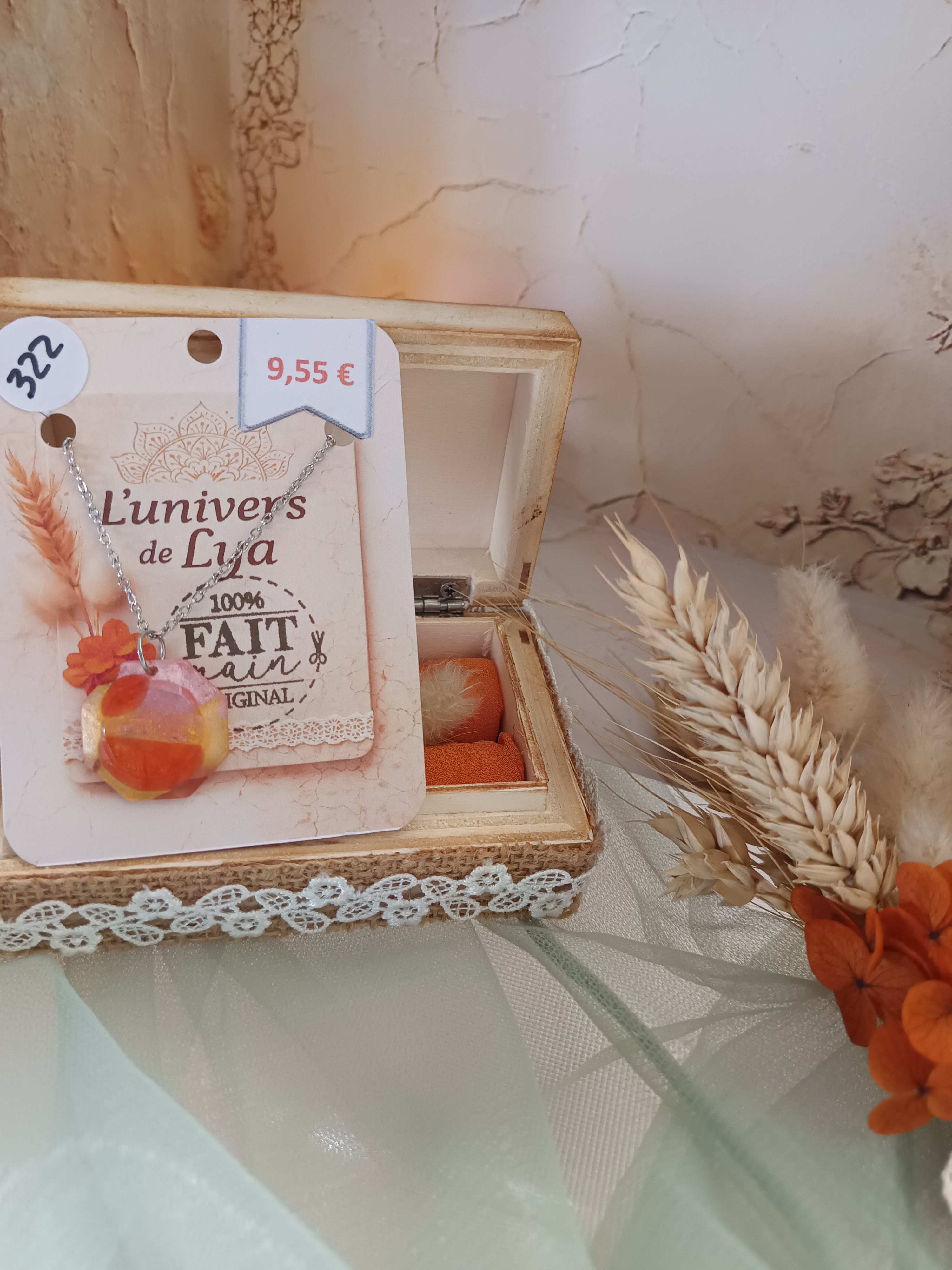 Collier géométrique nacré orange et rose en résine – Bijou fait main | L’Univers de Lya