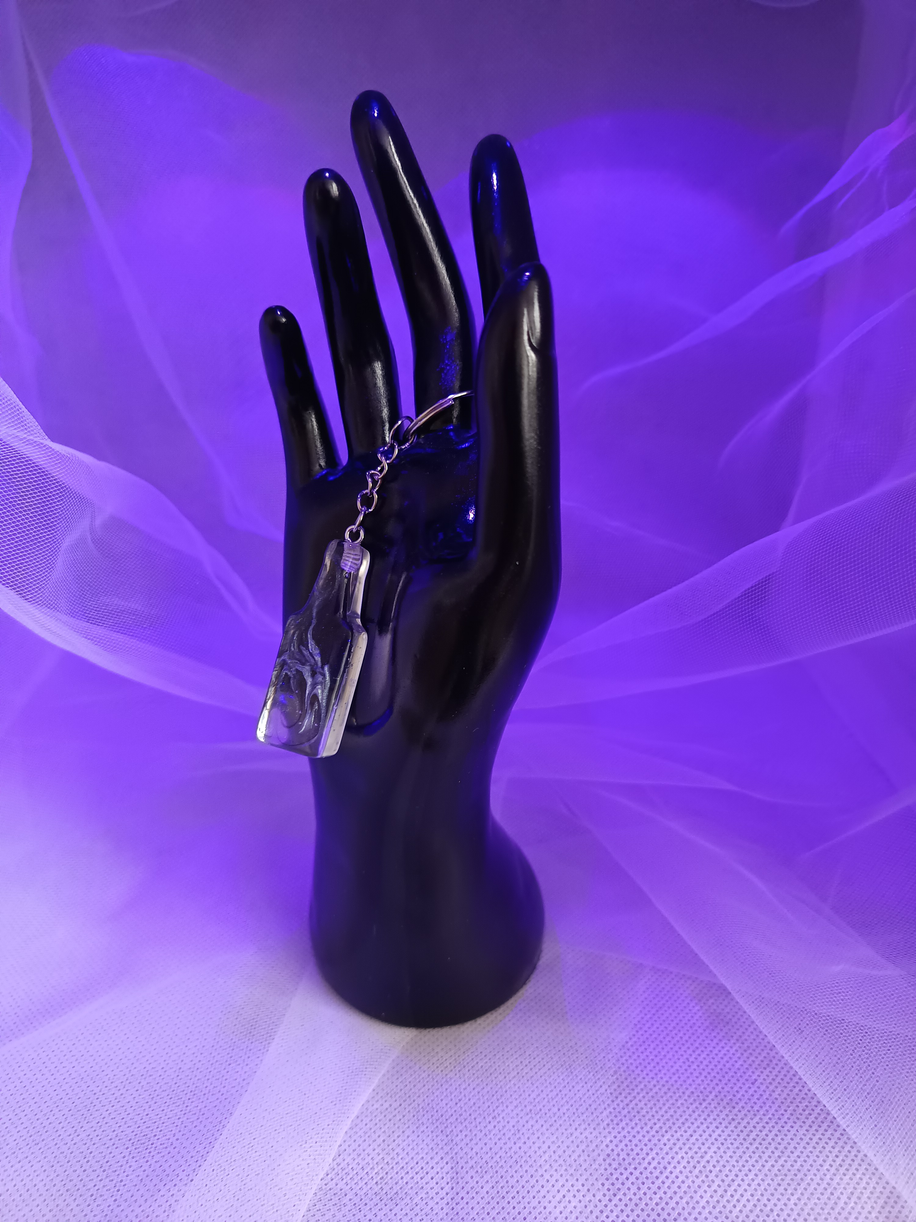 Porte-clés artisanal  de forme bouteille en résine marbrée transparente – Accessoire élégant fait main