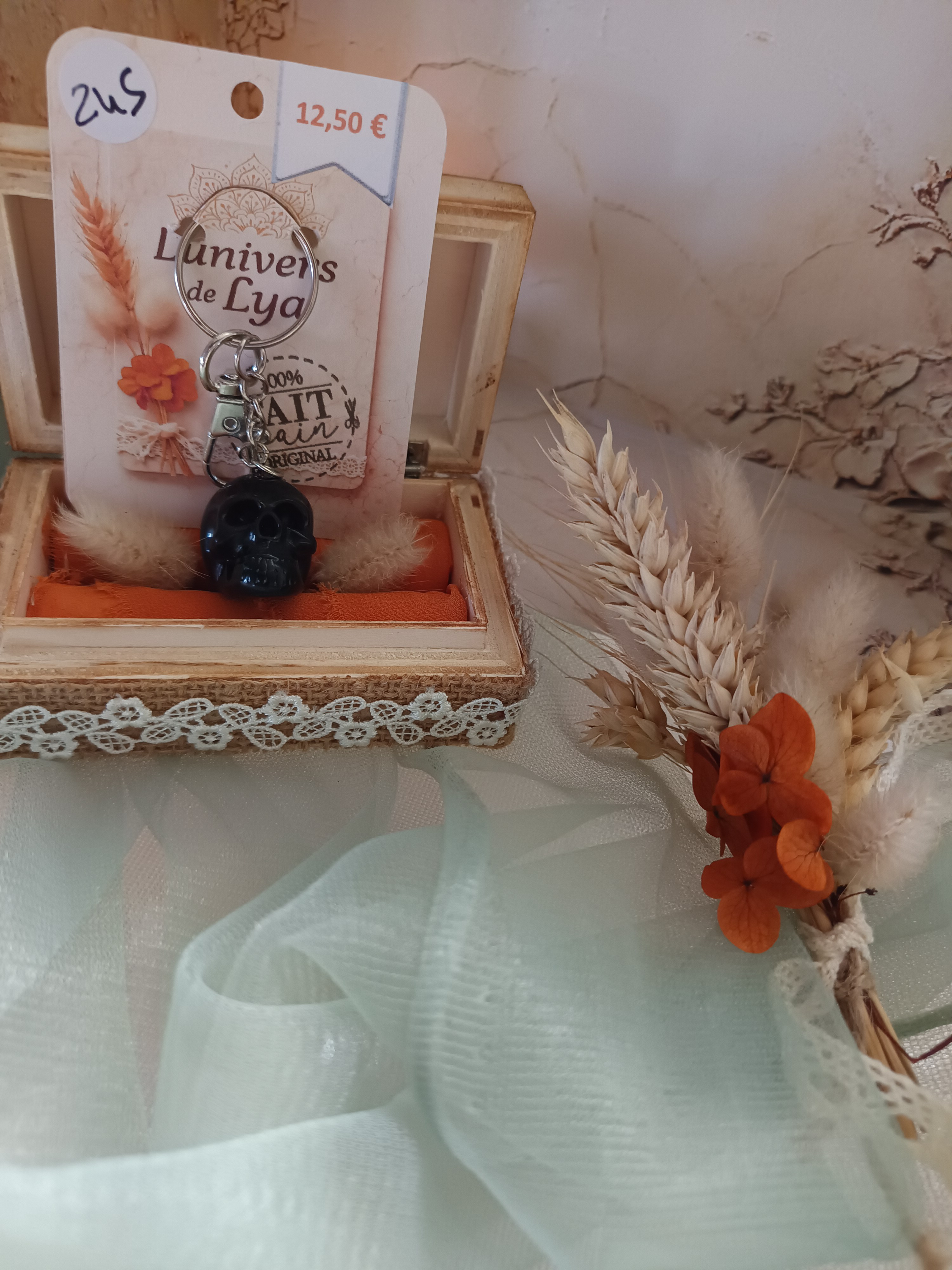 Porte-clés crâne noir en résine – Accessoire gothique fait main