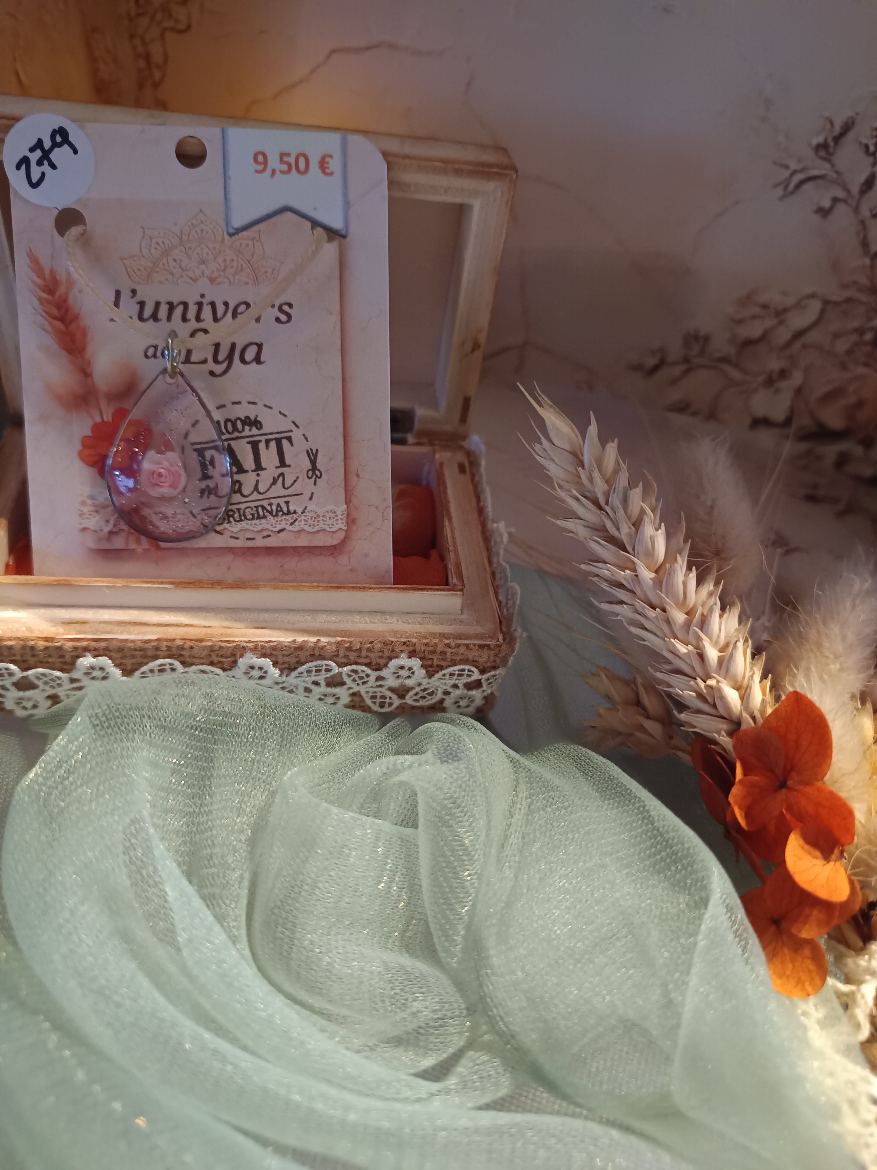 Collier goutte fleur rose fait main – Bijou artisanal romantique en résine – L’univers de Lya