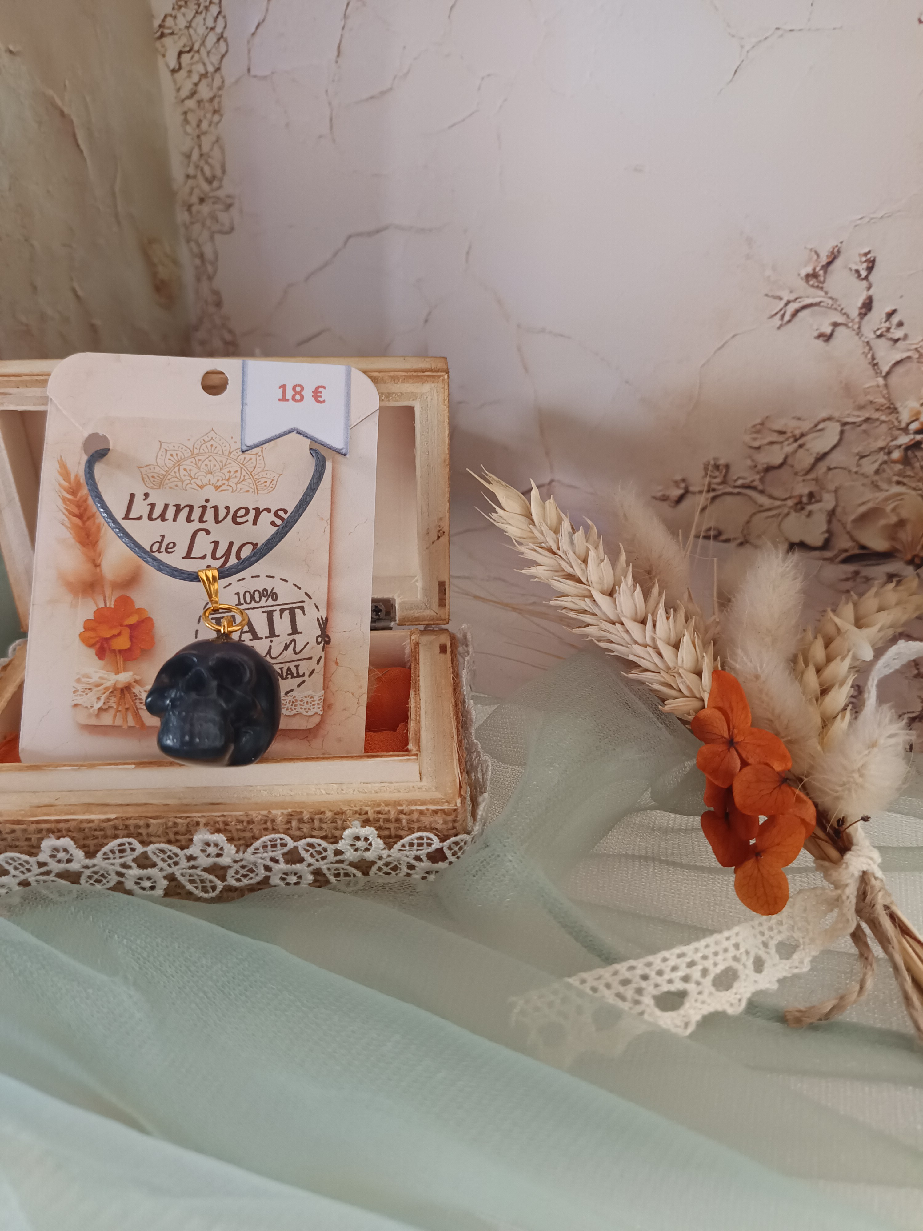 Collier crâne noir pailleté artisanal – Bijou gothique bohème fait main