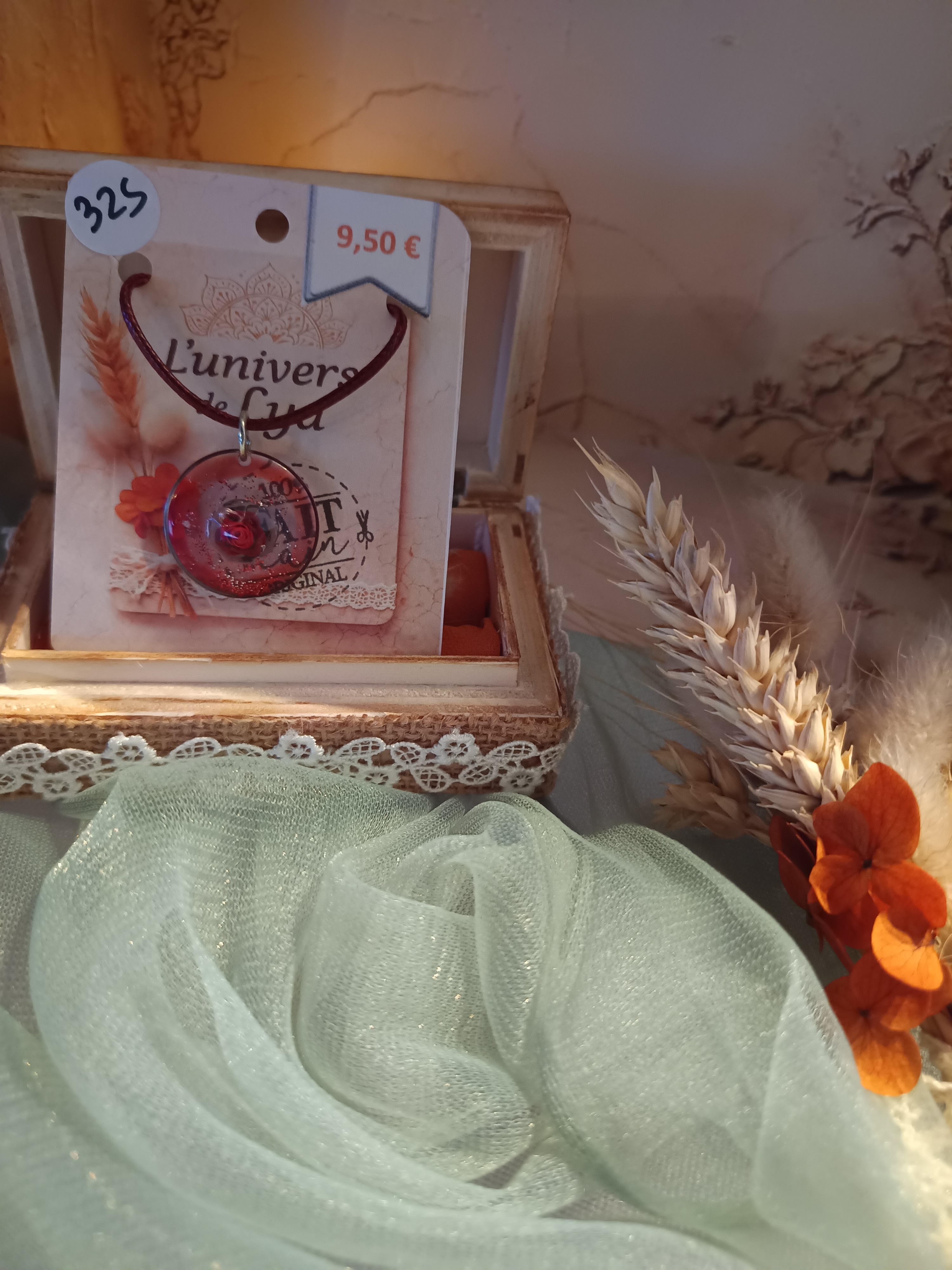 Collier pendentif rond sur cordon coloré – Bijou fantaisie fleuri et porte-bonheur