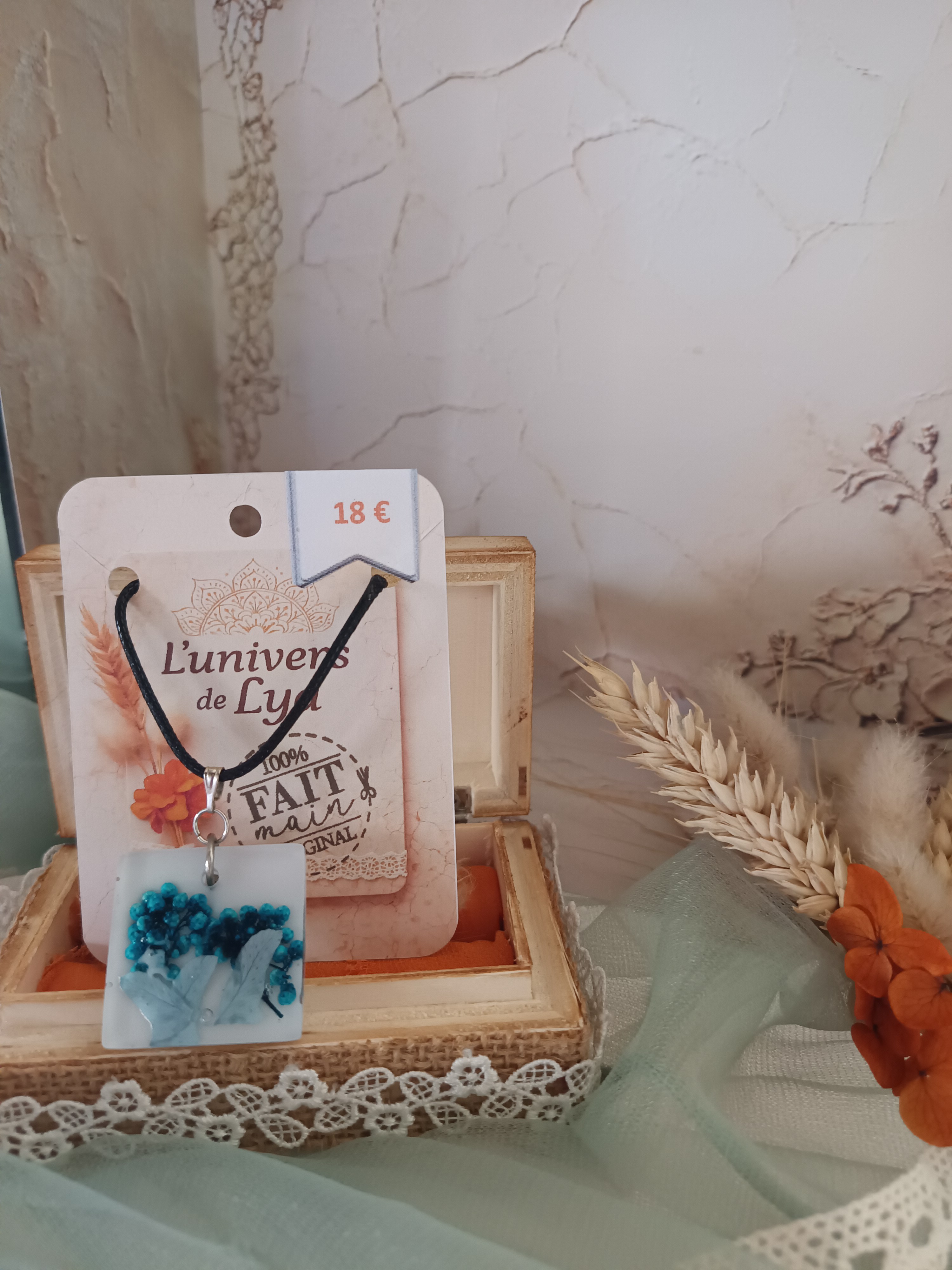 Collier artisanal en résine avec fleurs bleues séchées – Pendentif carré bohème naturel