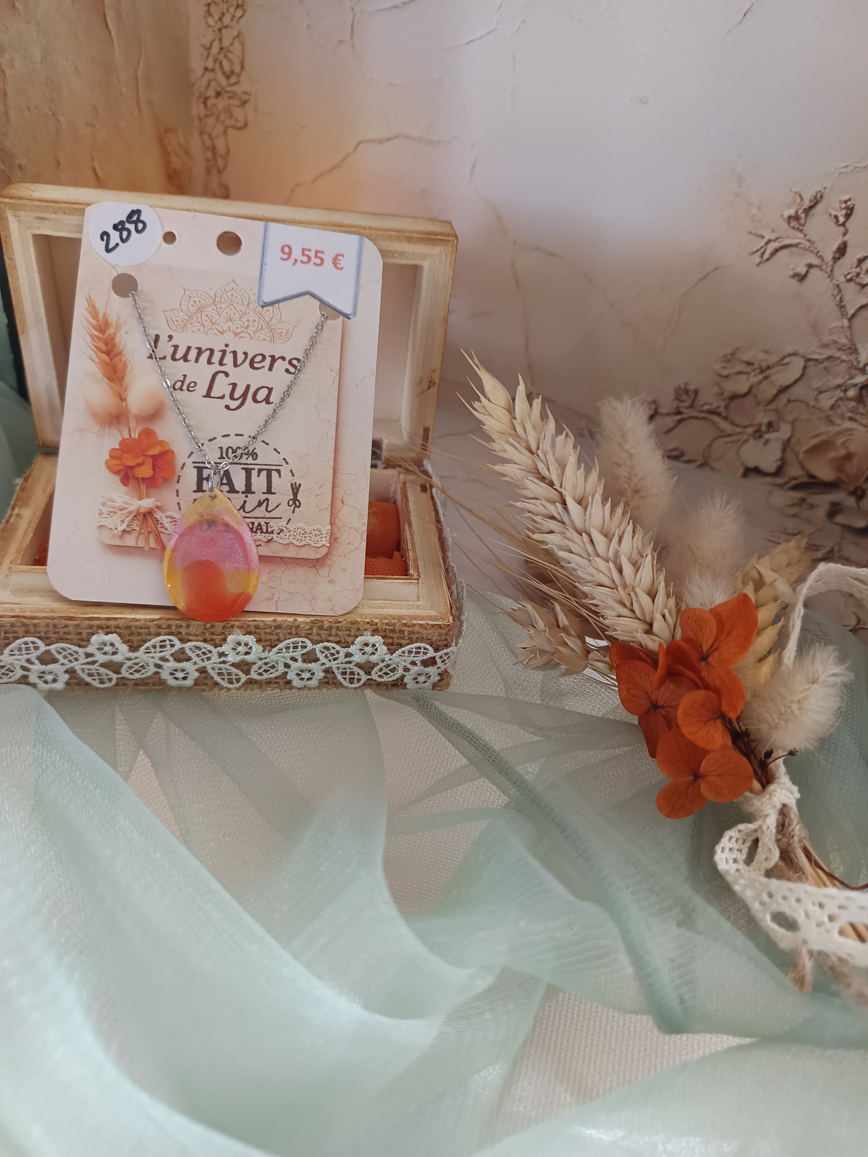 Collier goutte nacrée multicolore en résine – Bijou lumineux fait main | L’Univers de Lya