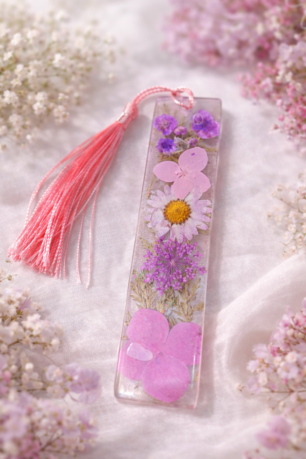 Marque-page artisanal en résine fleurs rose