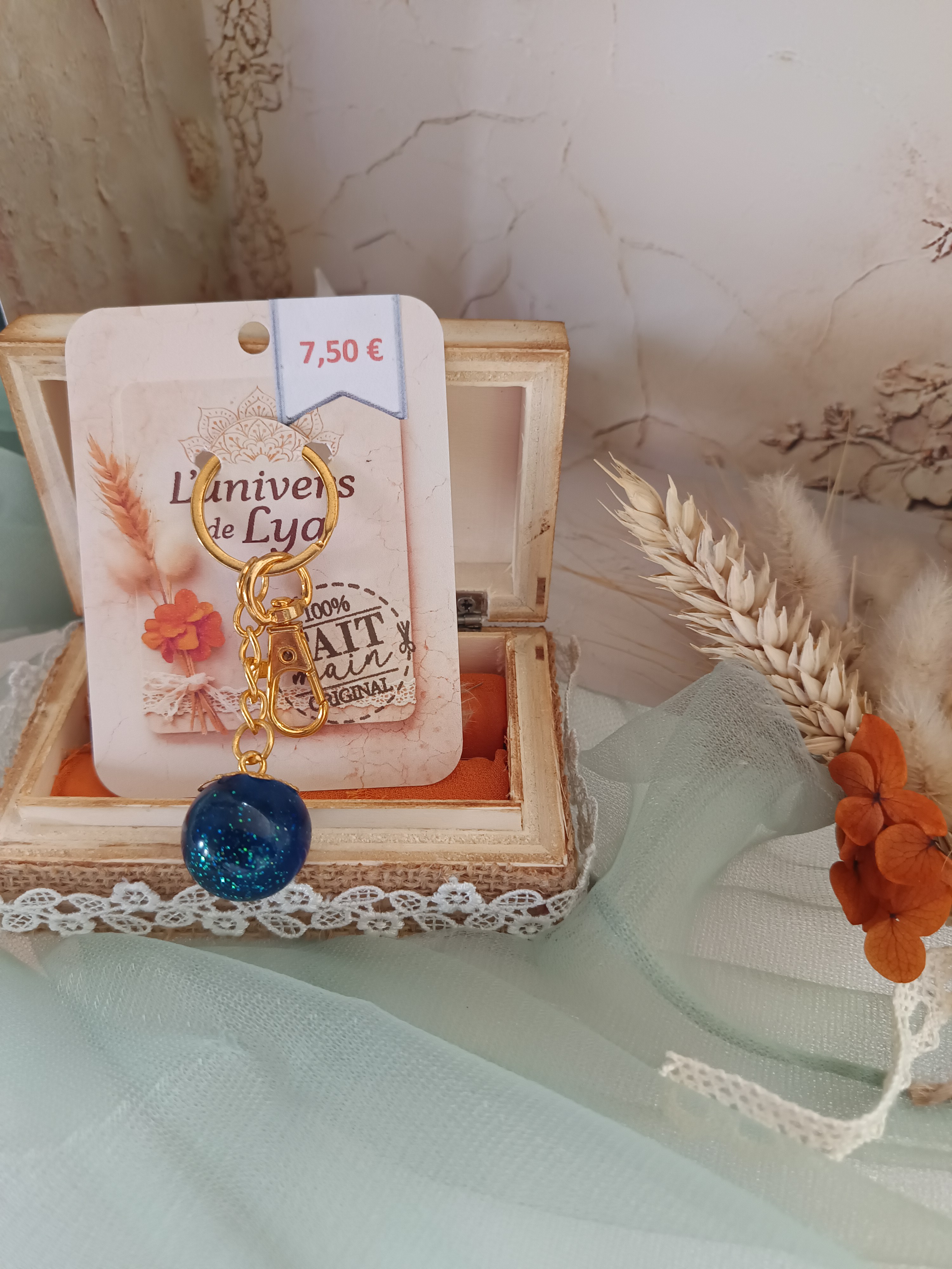 Porte-clés planète bleue en résine pailletée – Accessoire cosmique fait main