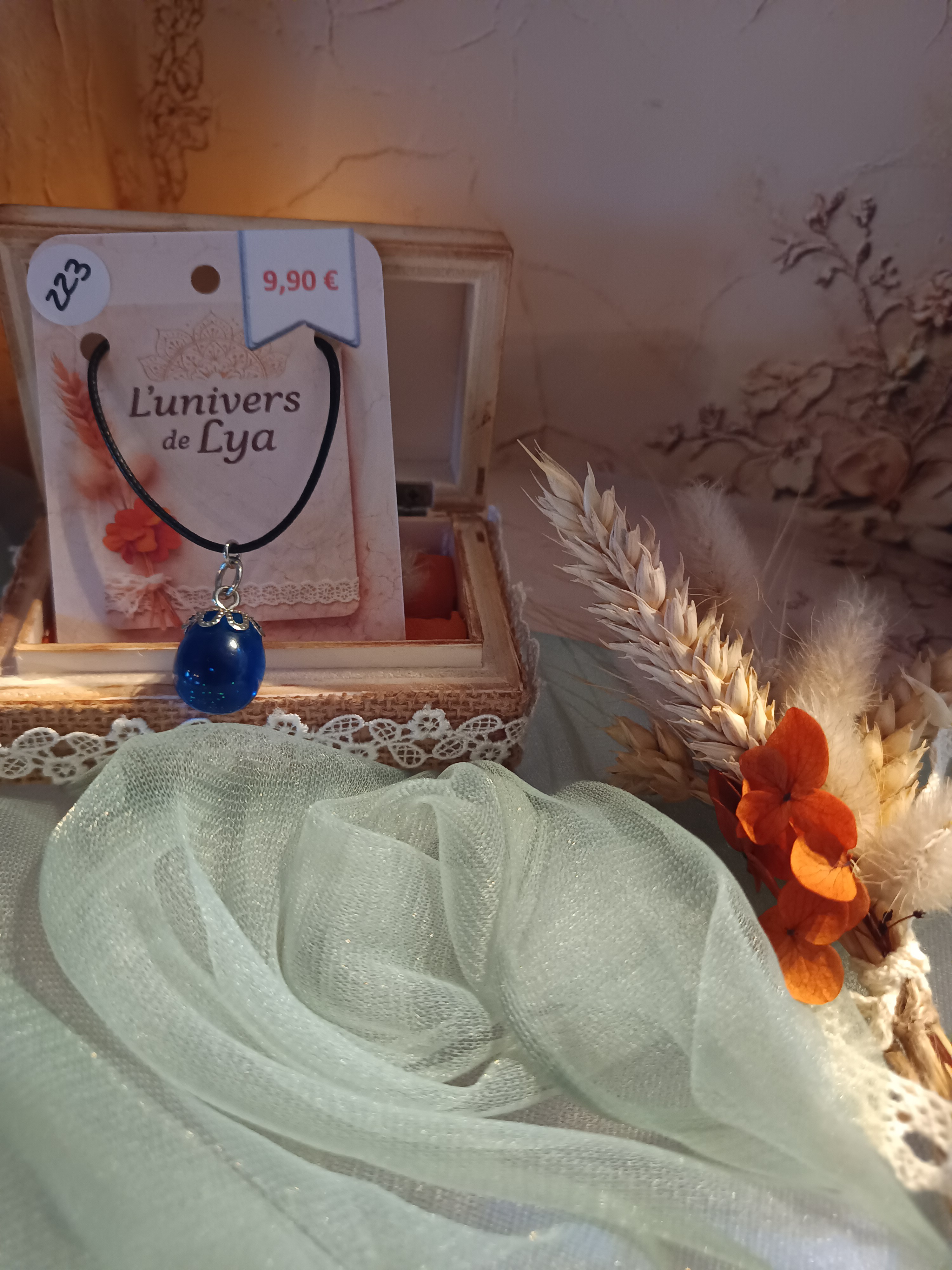 Collier artisanal globe en résine bleu profond – Bijou bohème poétique fait main