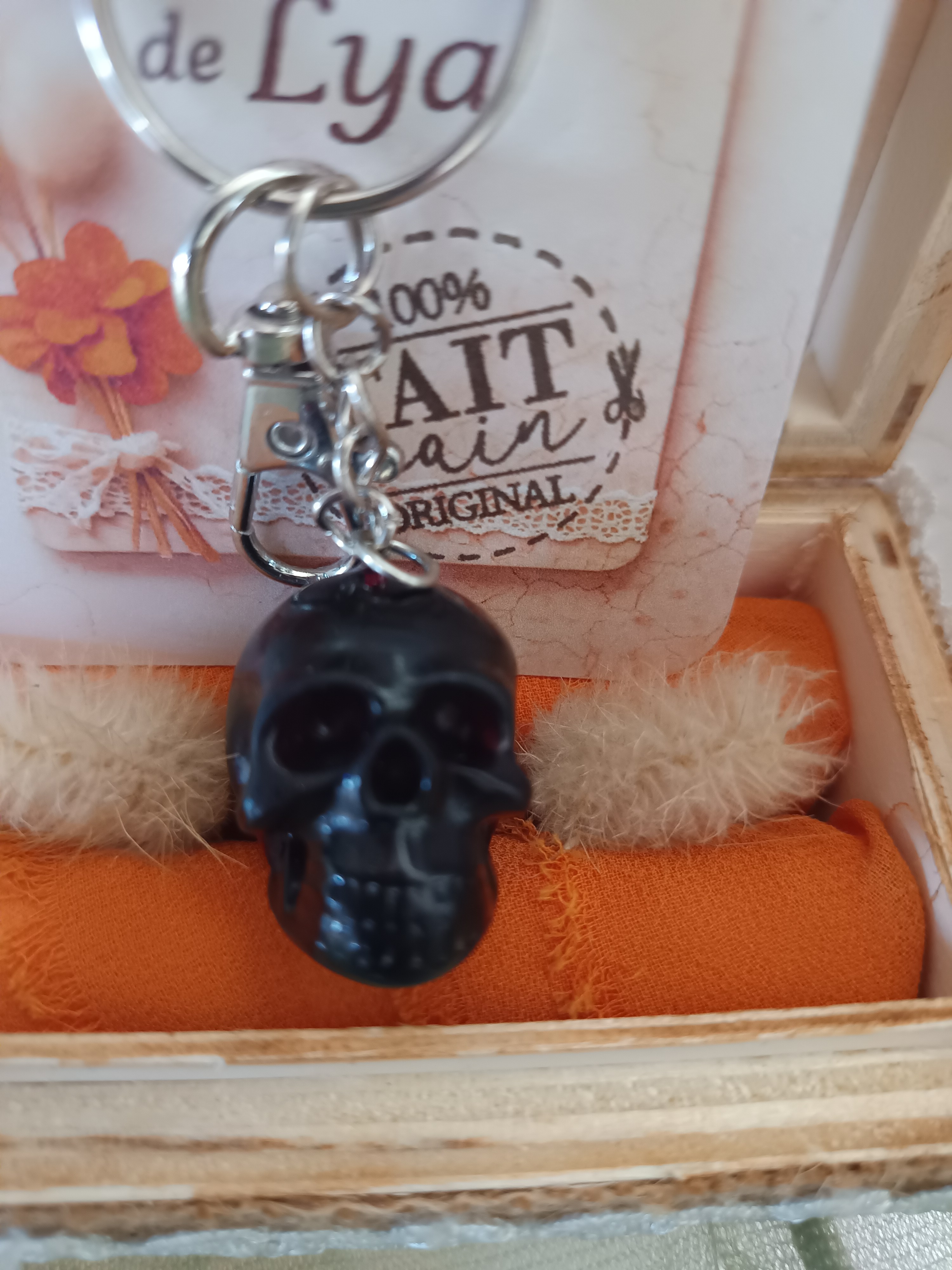 Porte-clés crâne noir en résine – Accessoire gothique fait main