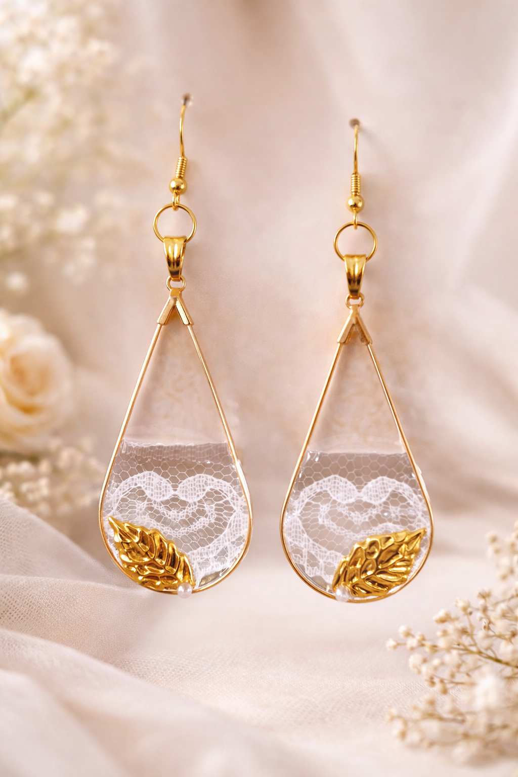 Boucles d’oreilles gouttes dentelle et feuille dorée – Bijou artisanal élégant