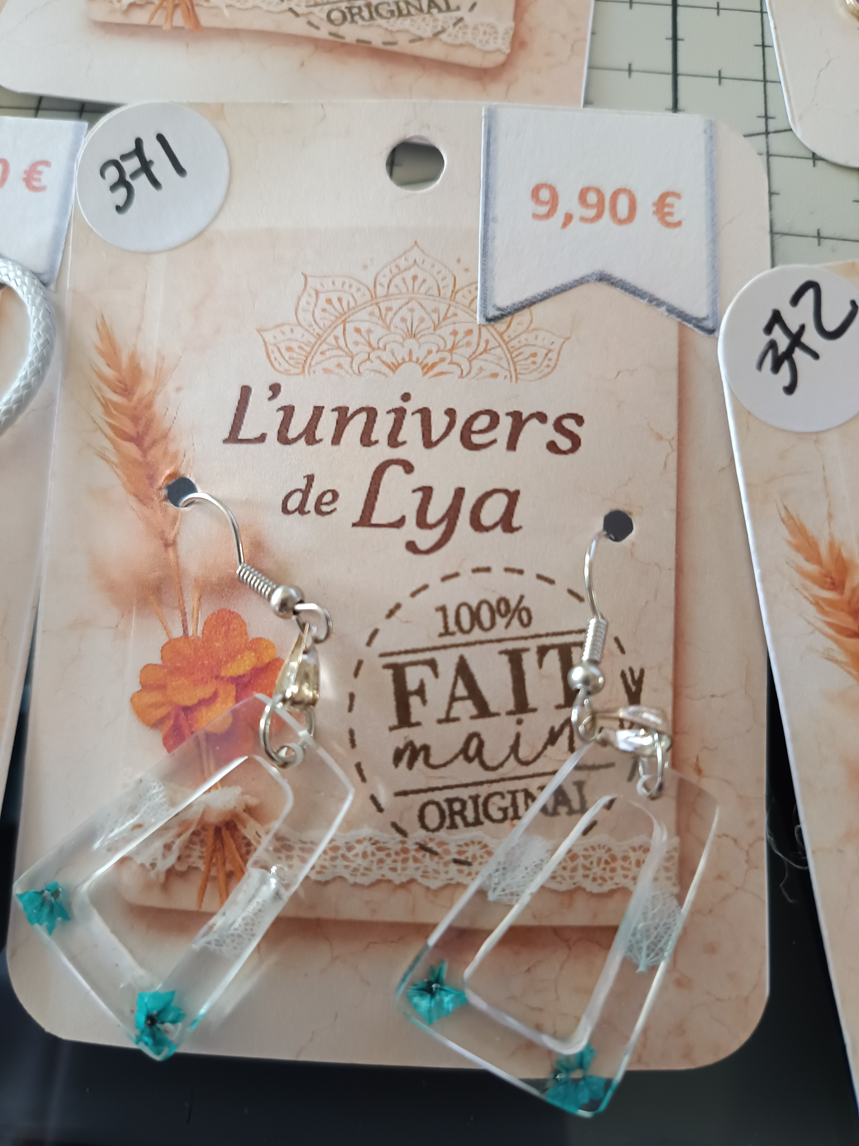 Boucles d’oreilles rectangles transparents fait main – Bijoux modernes en résine – L’univers de Lya