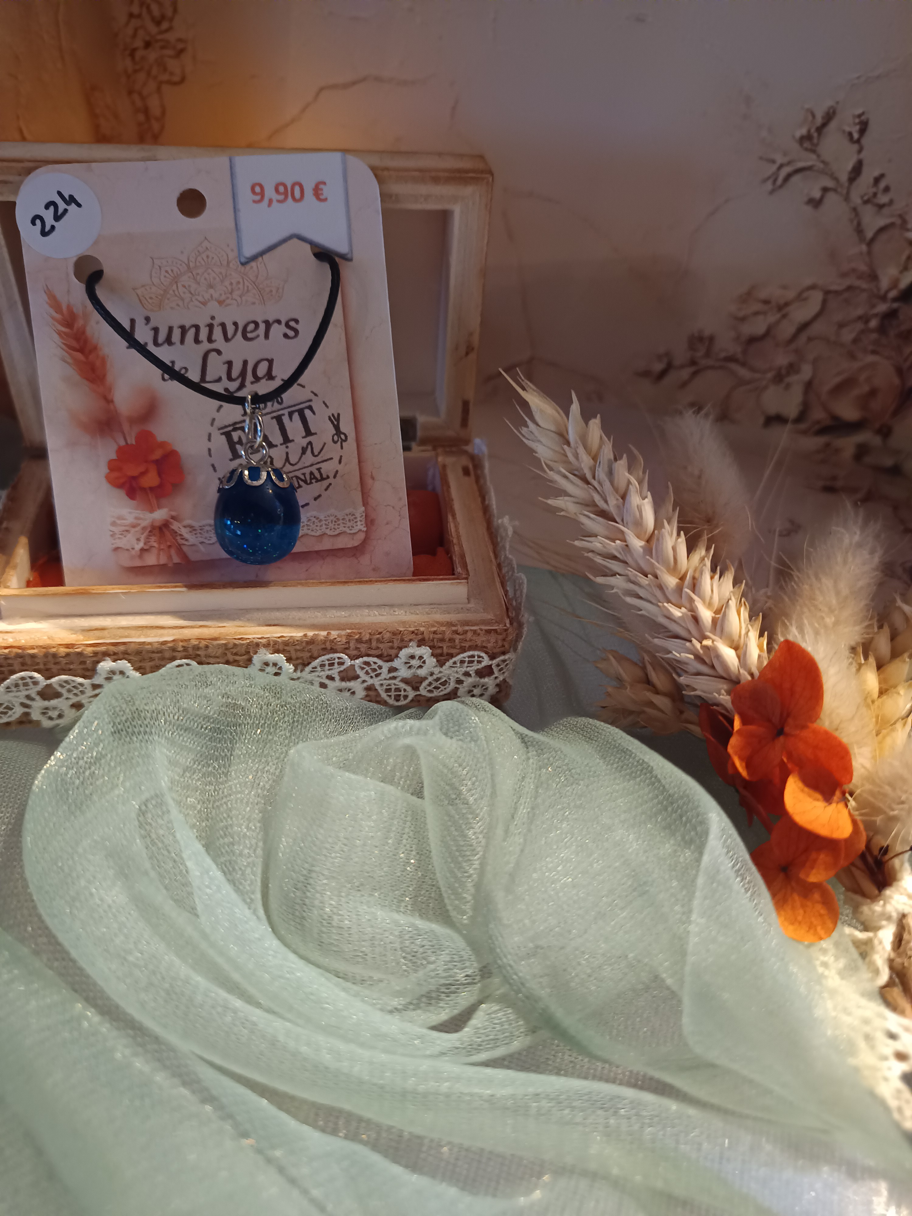 Collier artisanal globe en résine bleue avec coupelle argentée – Bijou bohème fait main