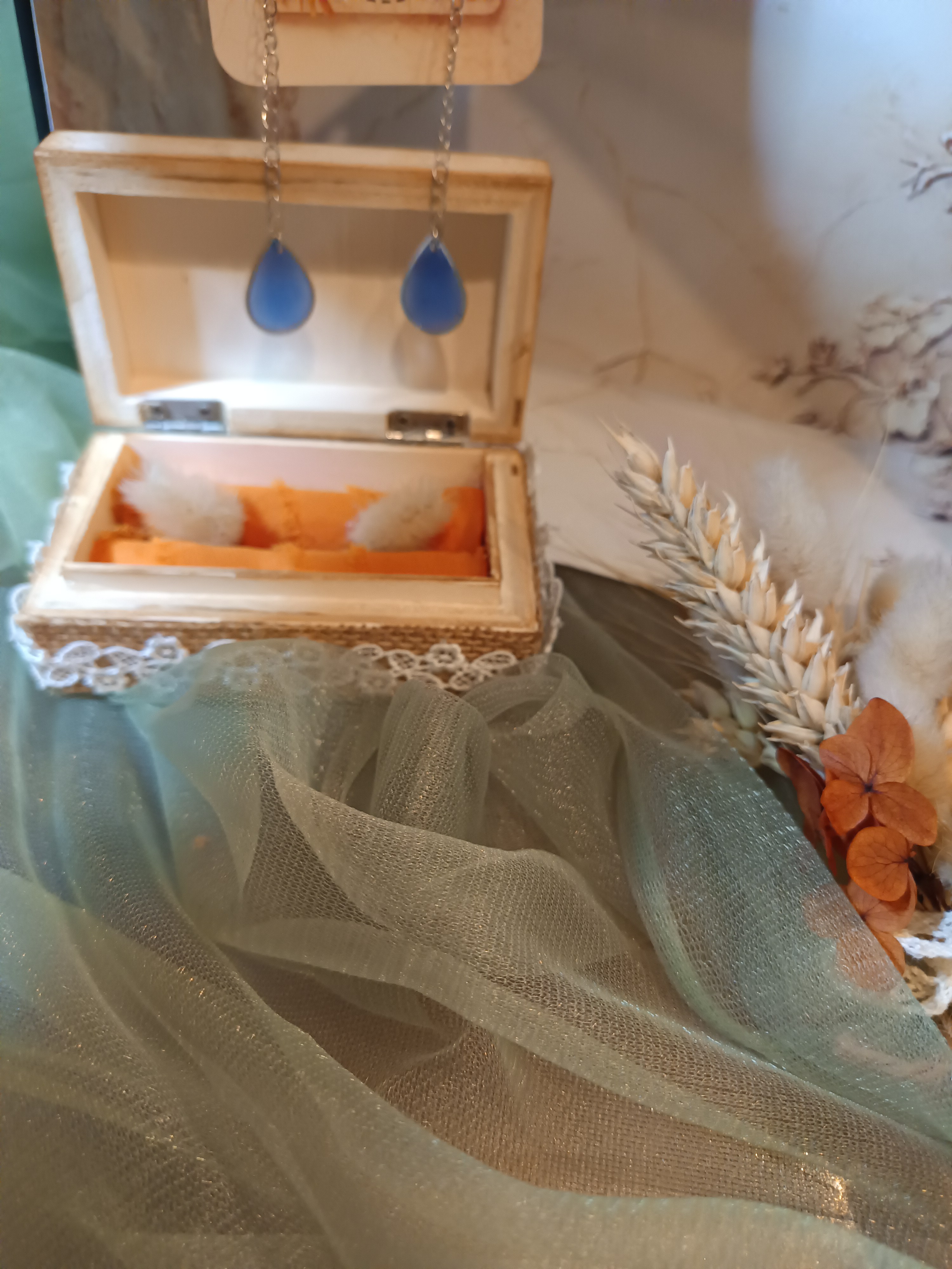 Boucles d’oreilles gouttes violettes – Résine artisanale élégante