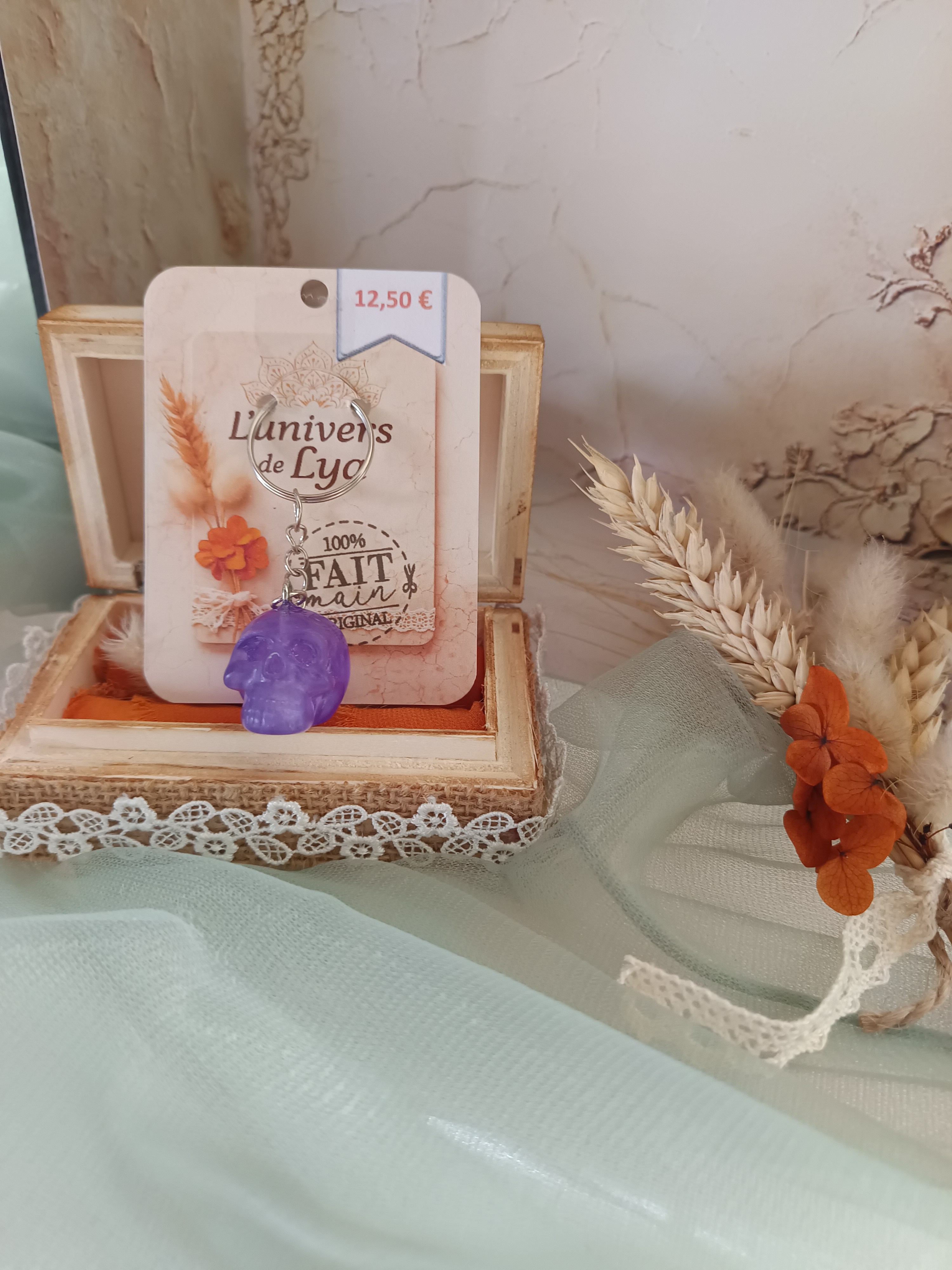 Porte-clés crâne violet en résine pailletée – Création artisanale originale