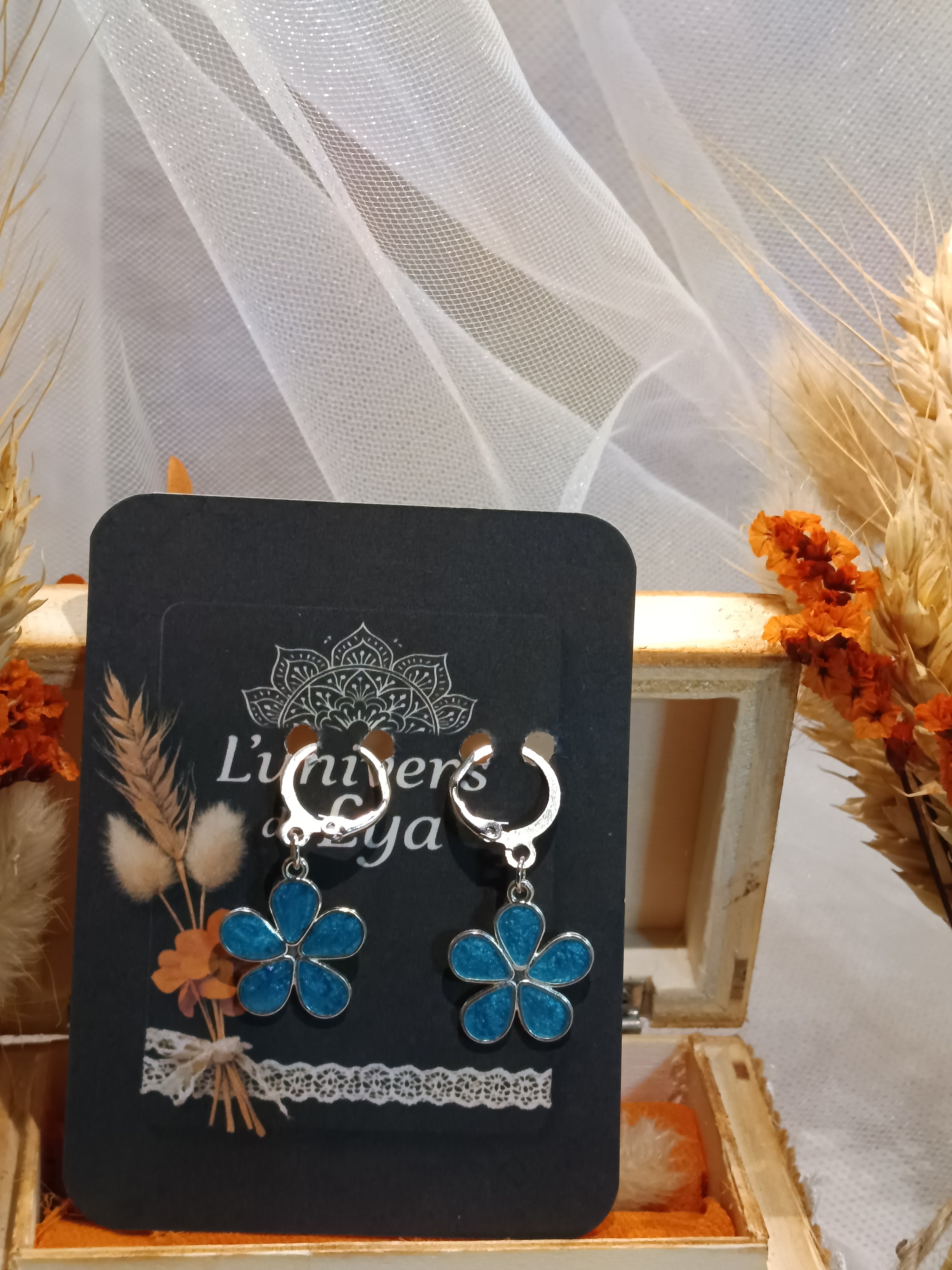 Boucles d’oreilles fleur colorée en métal argenté – Bijou fantaisie fait main