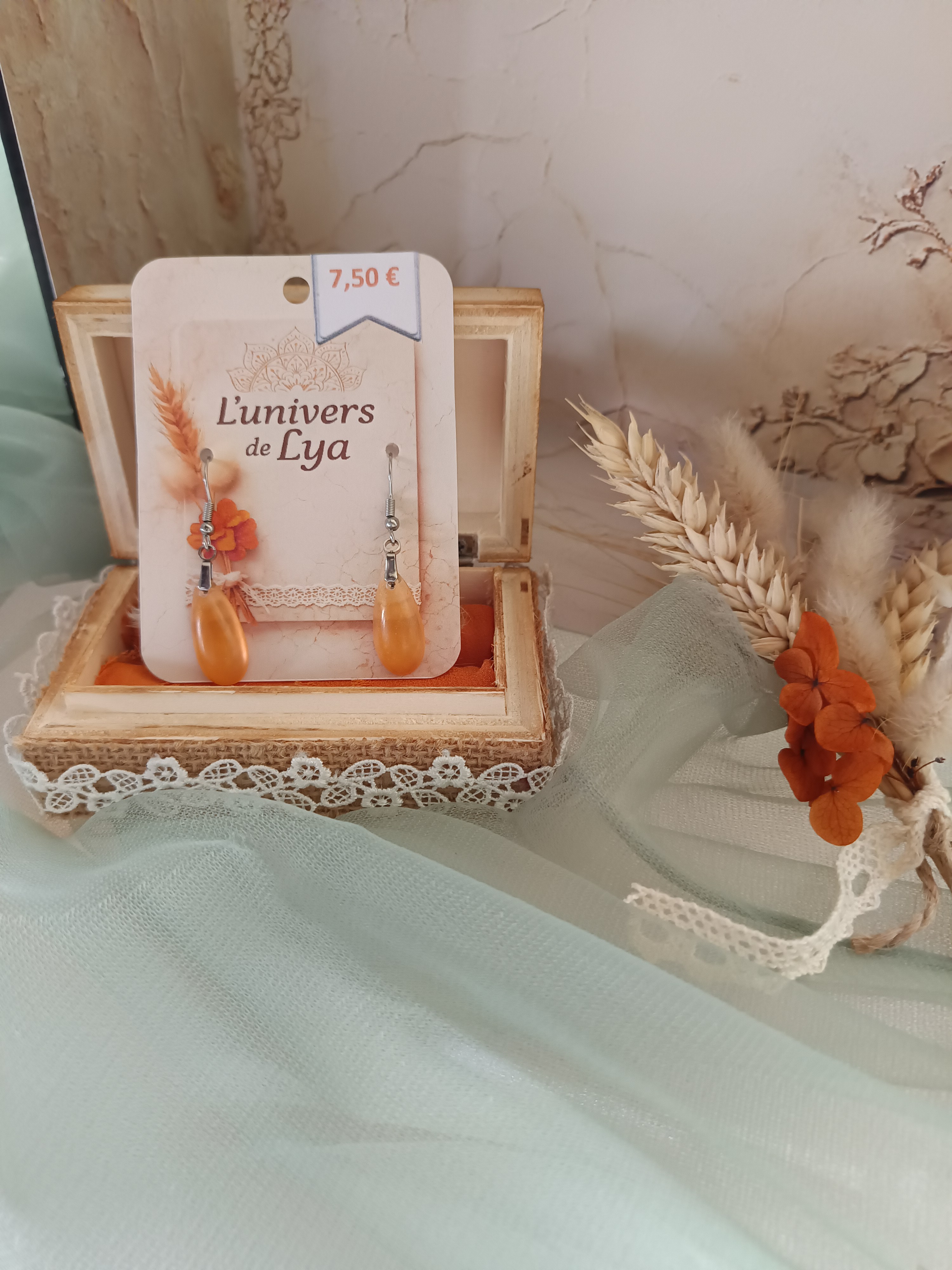 Boucles d’oreilles goutte orange fait main – Bijoux artisanaux lumineux femme – L’univers de Lya