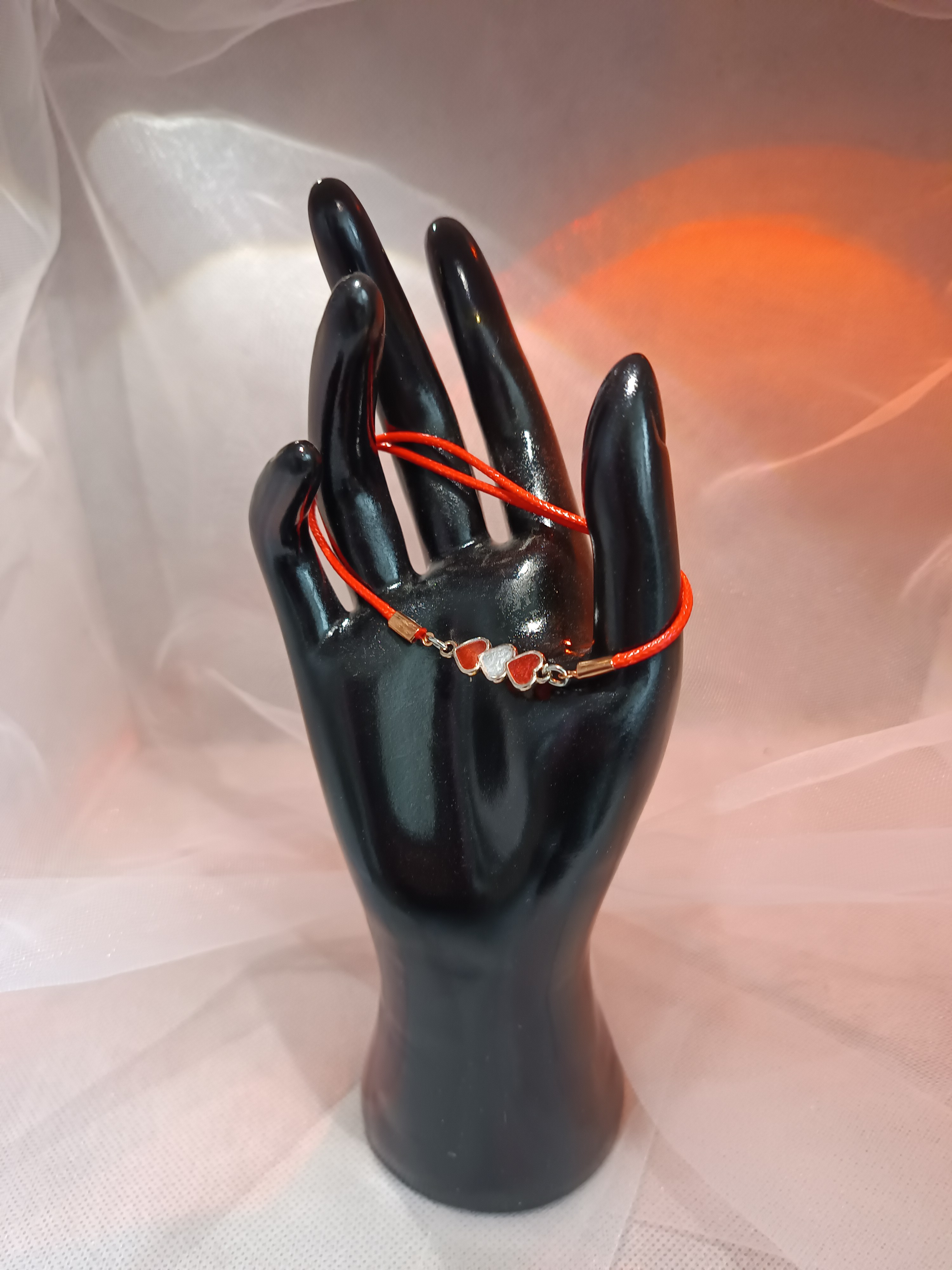 Bracelet cordon rouge avec pendentif cœurs – Bijou fantaisie porte-bonheur