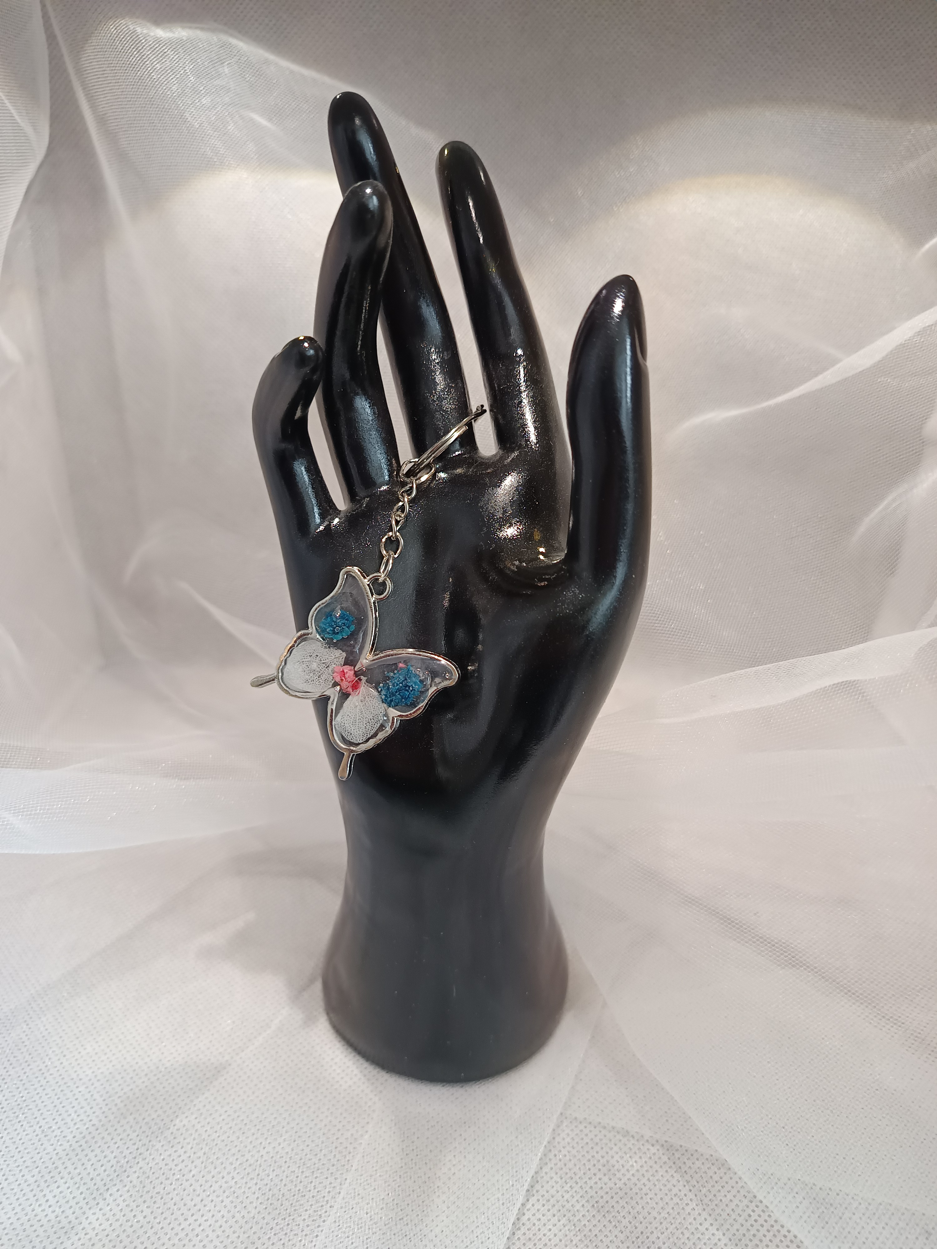 Porte-clés papillon en résine avec fleurs naturelles – Bijou délicat et poétique