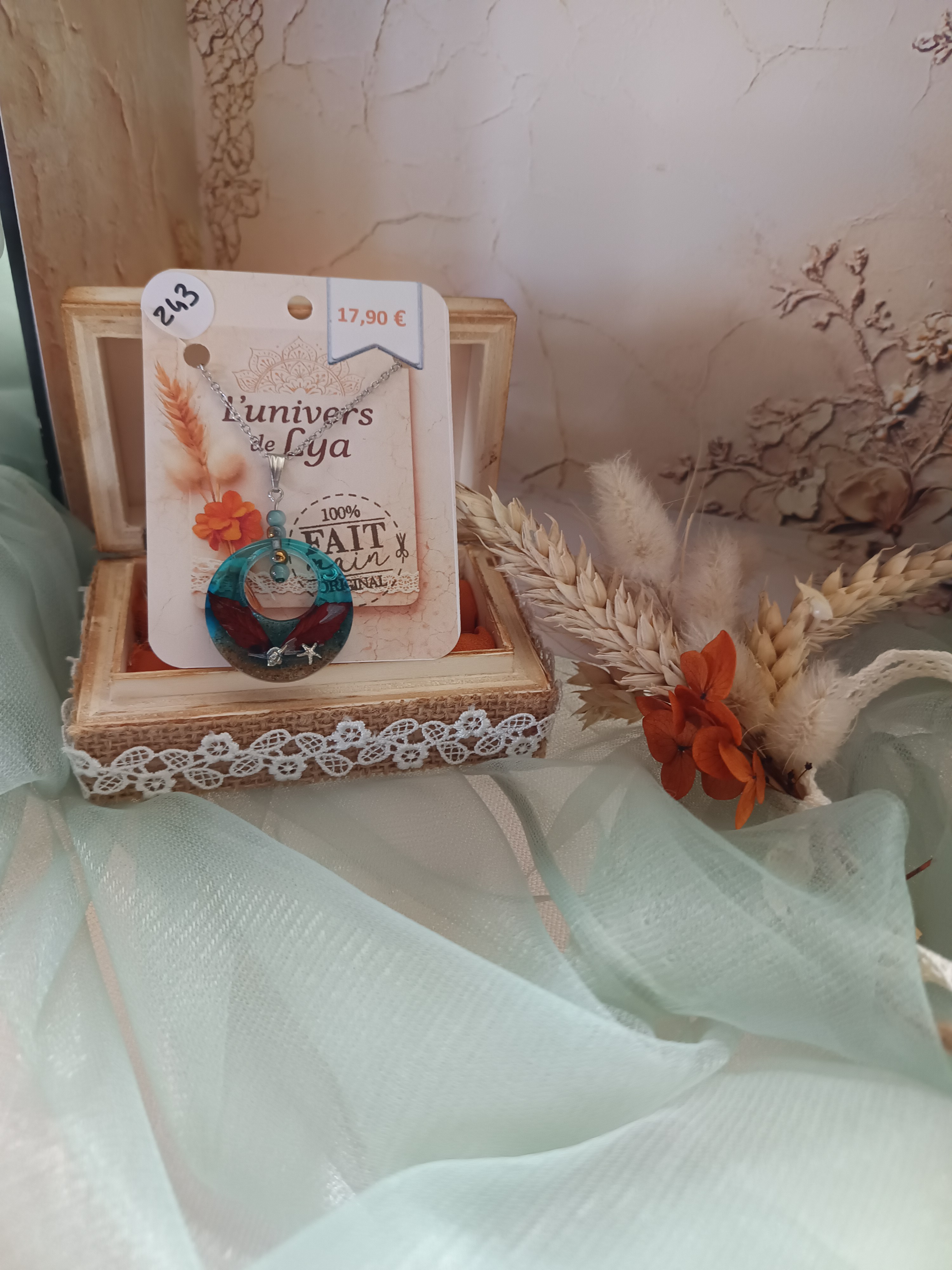 Collier artisanal en résine turquoise avec fleurs séchées – Pendentif rond inspiration mer et nature