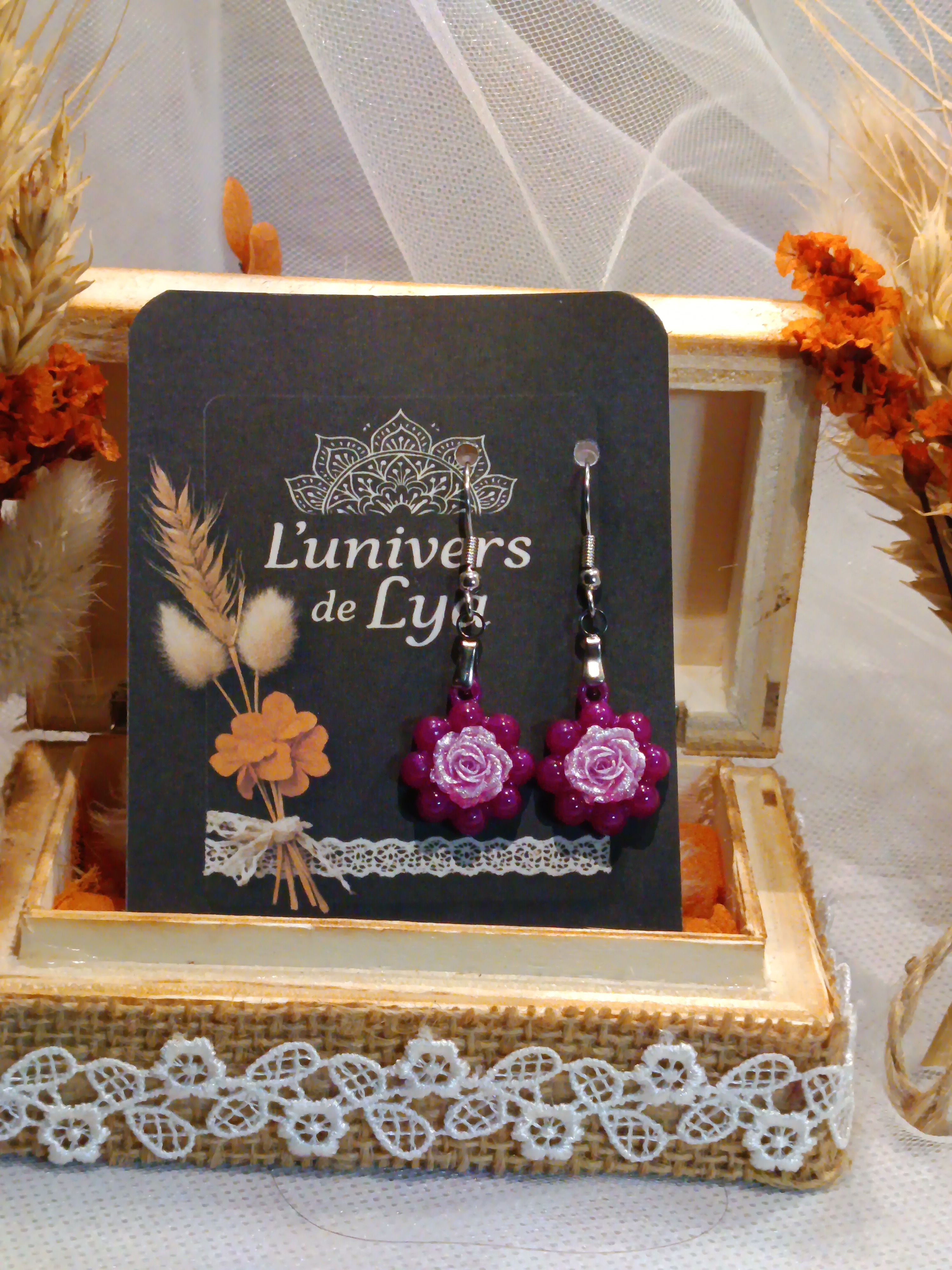 Boucles d’oreilles fleur pendantes avec rose – Bijou fantaisie élégant et féminin