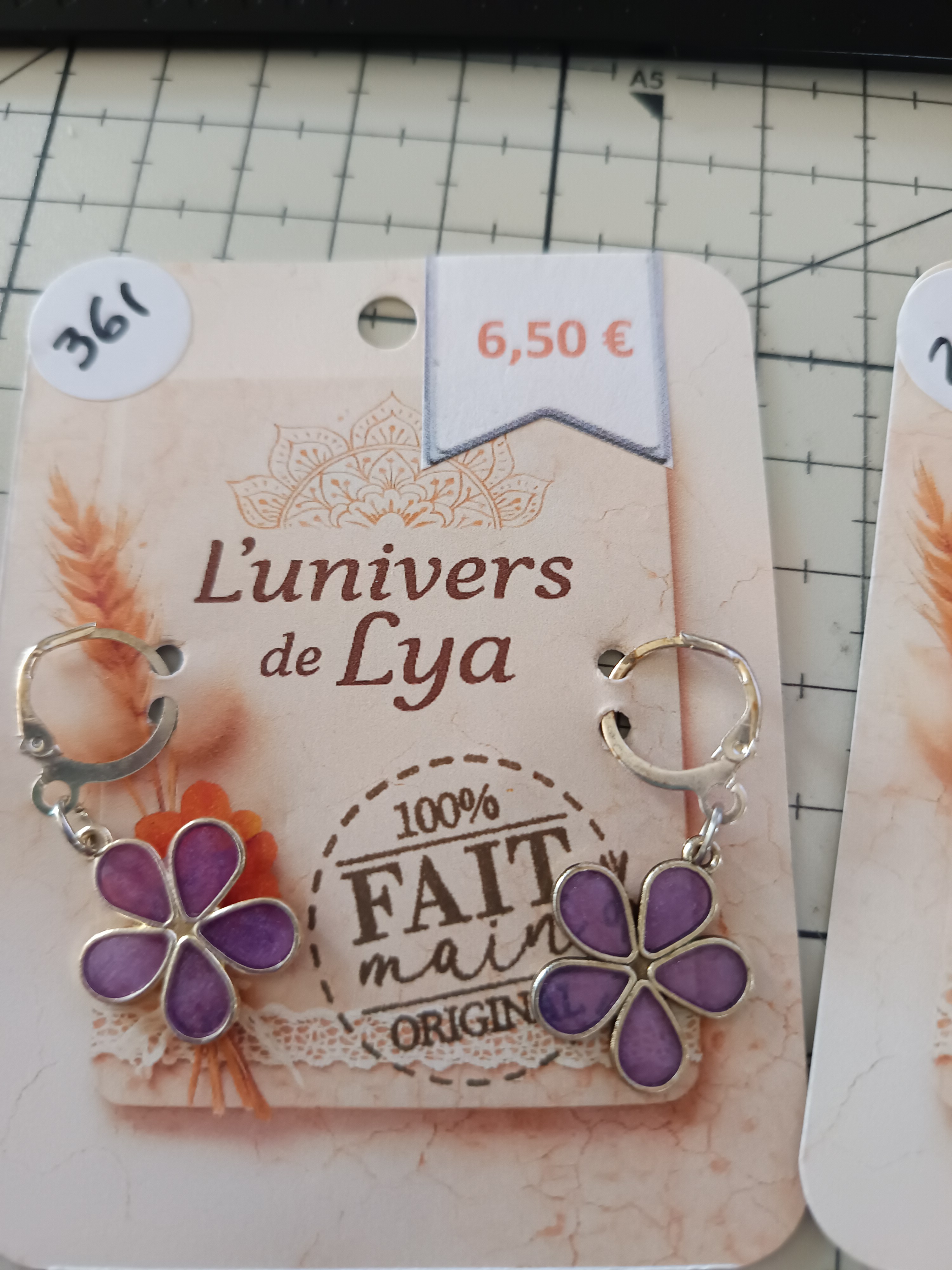 Boucles d’oreilles fleur colorée en métal argenté – Bijou fantaisie fait main