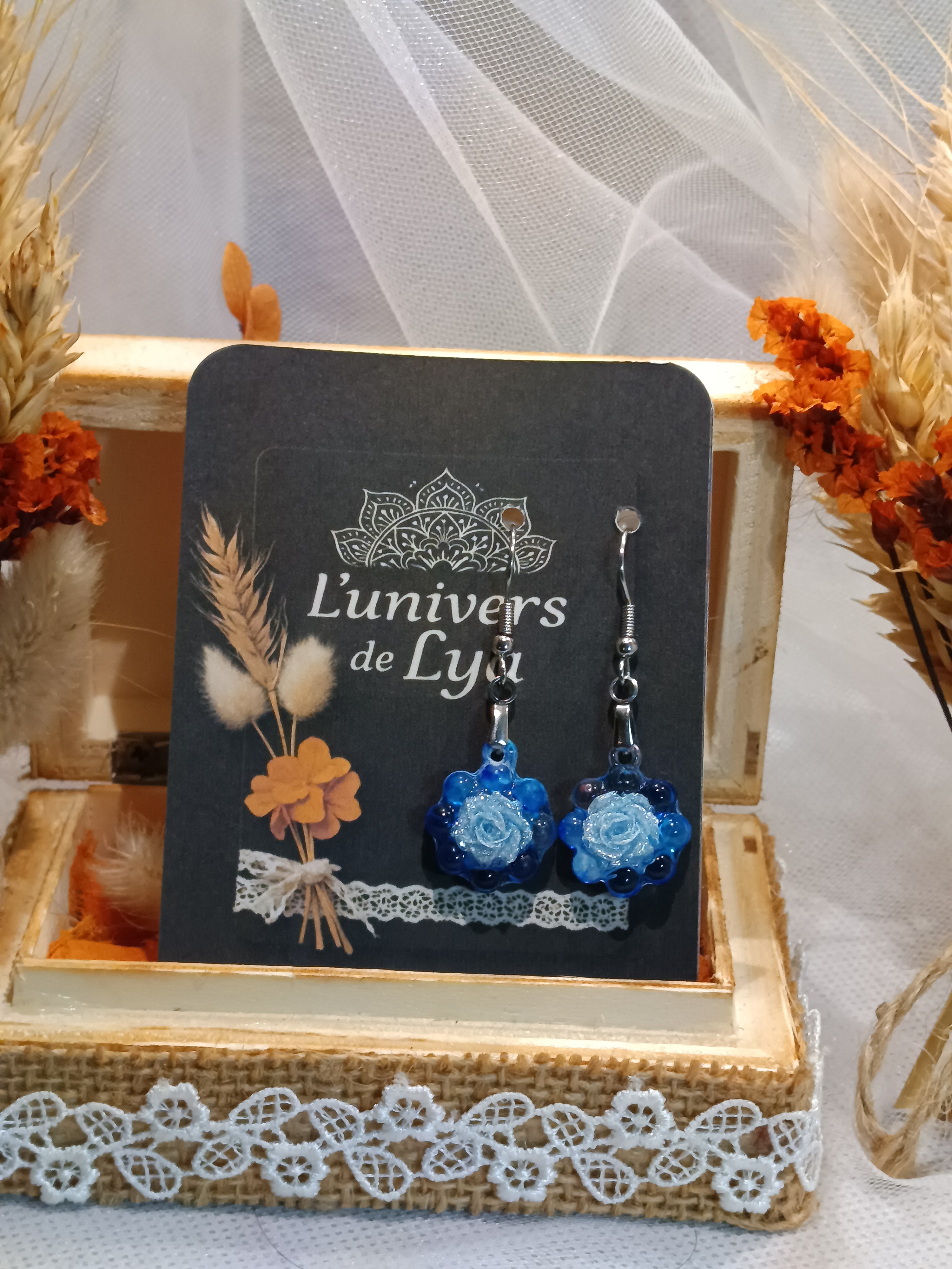 Boucles d’oreilles fleur pendantes avec rose – Bijou fantaisie élégant et féminin