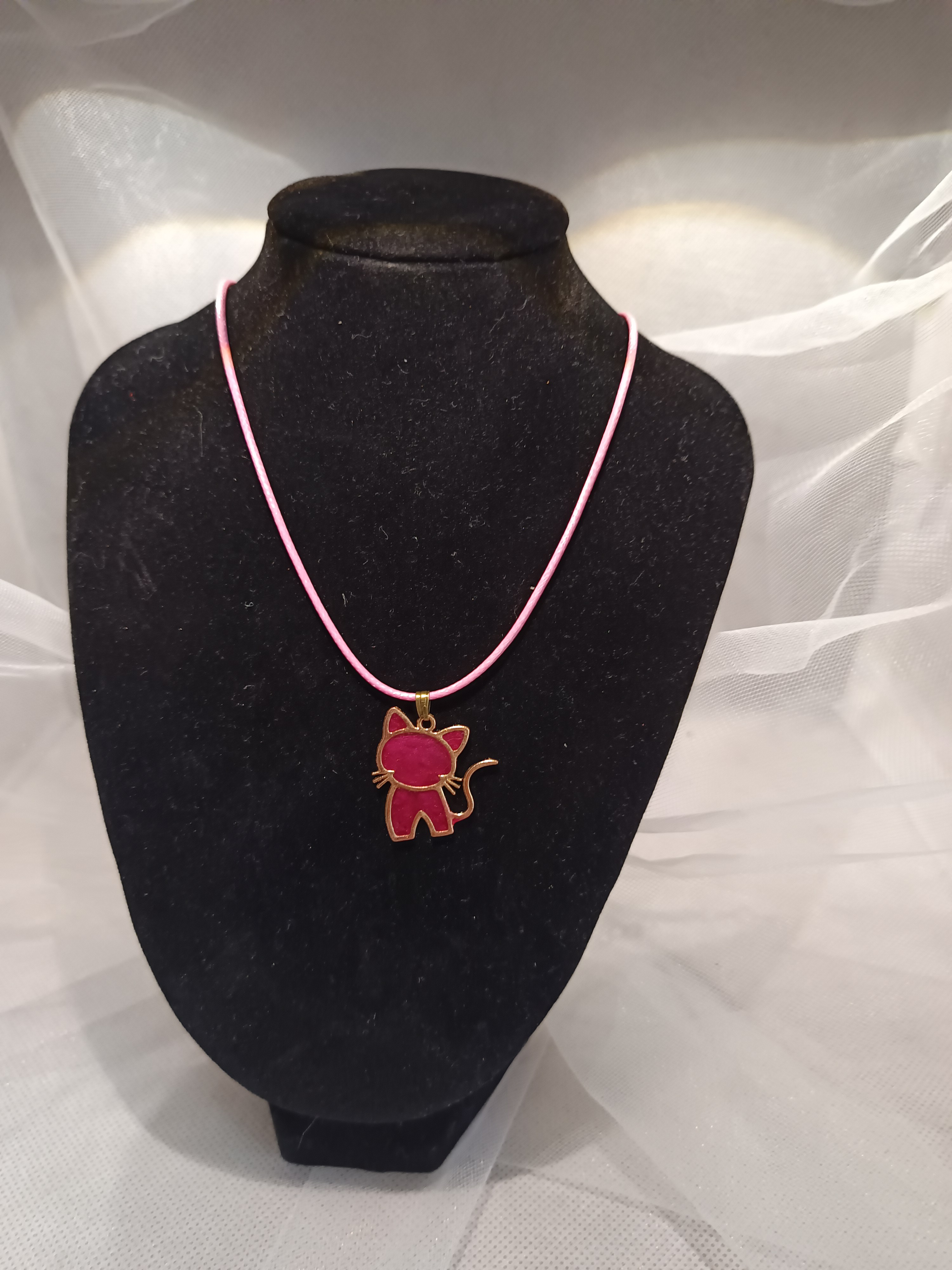 Collier pendentif chat sur cordon coloré – Bijou fantaisie chat mignon et original