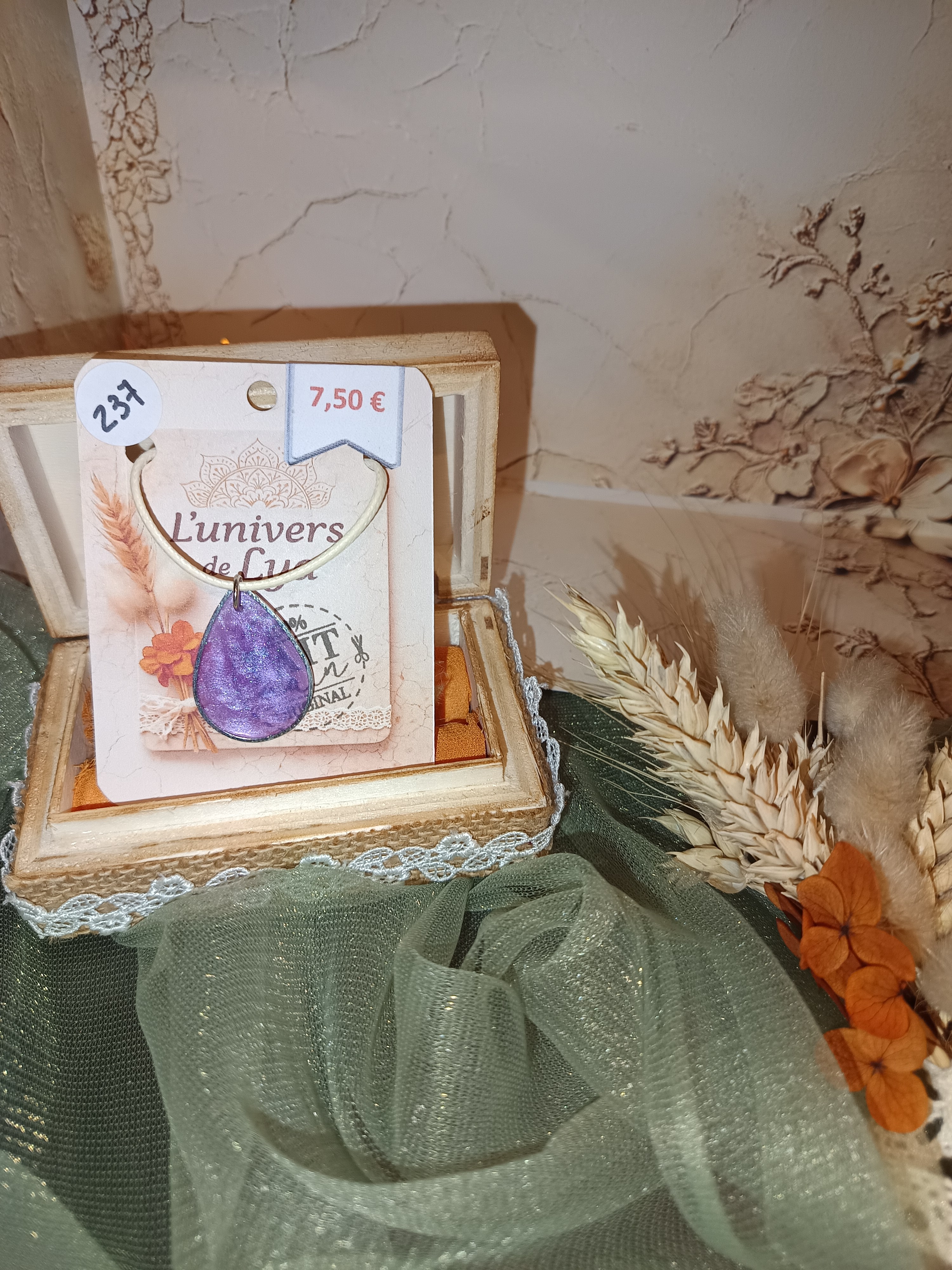 Collier goutte violette pailletée en résine – Bijou fait main féminin et lumineux