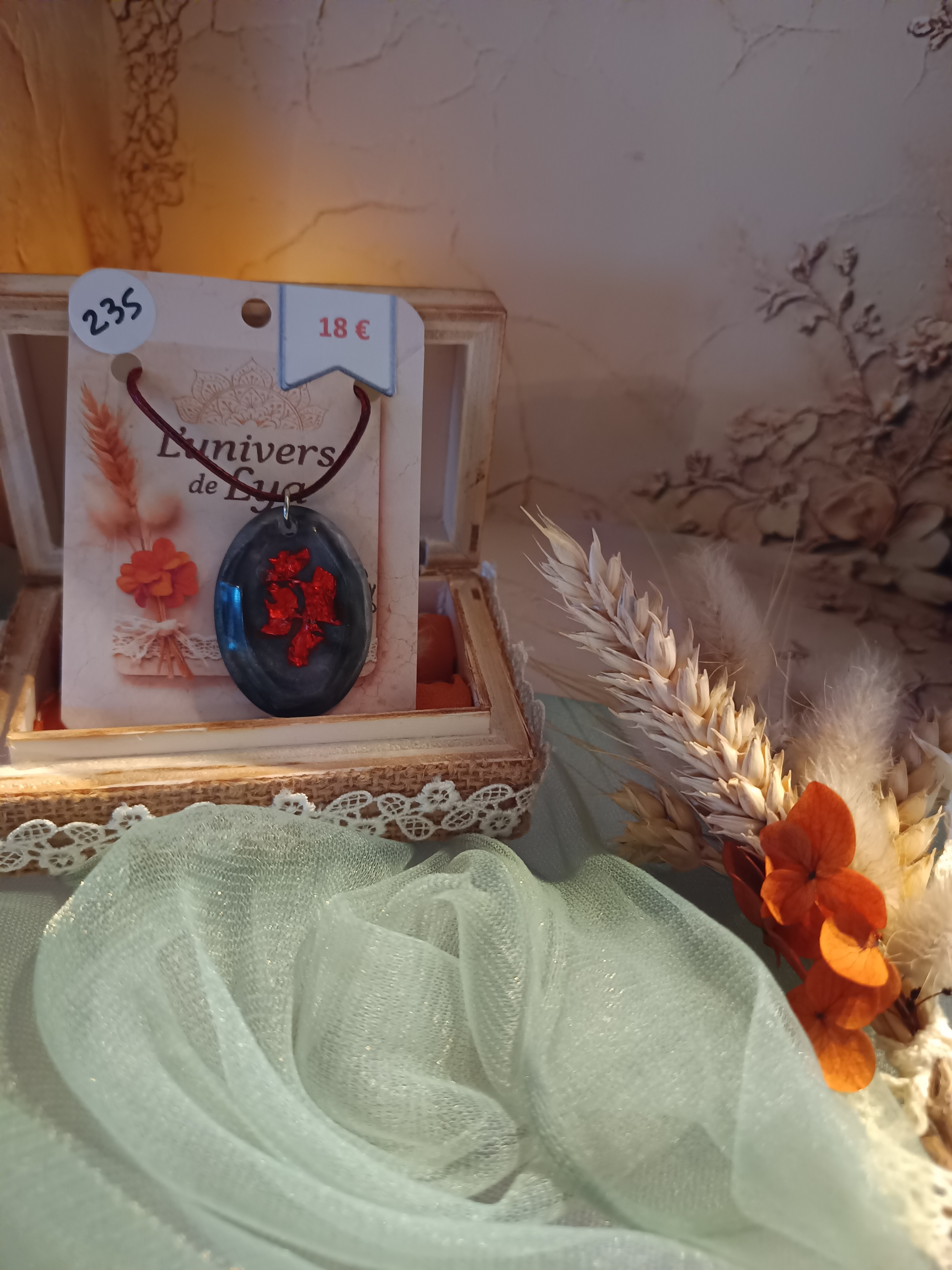 Collier artisanal en résine avec inclusions de feuilles d'or rouge – Pendentif ovale bohème fait main