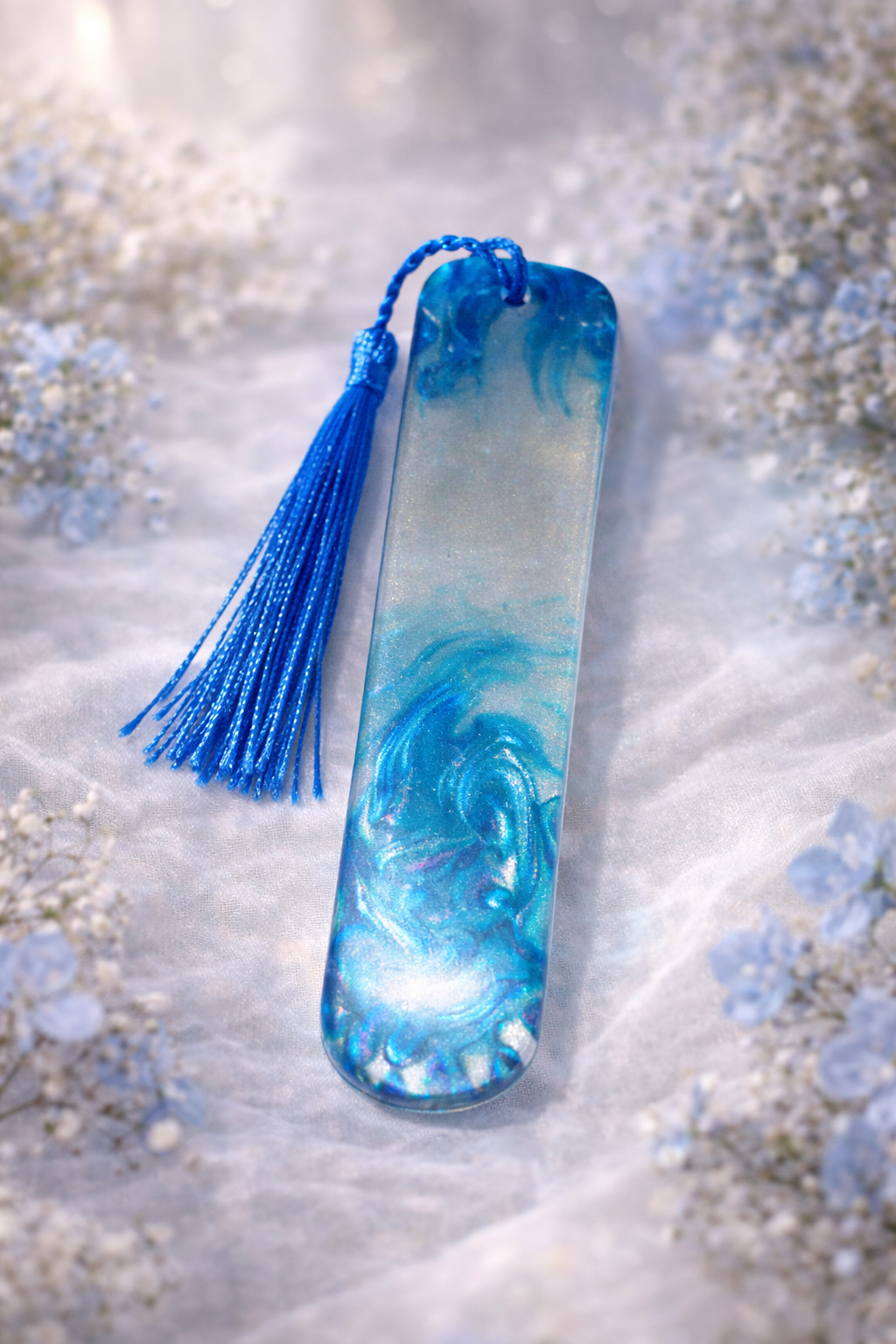 Marque-page artisanal en résine effet marbré bleu