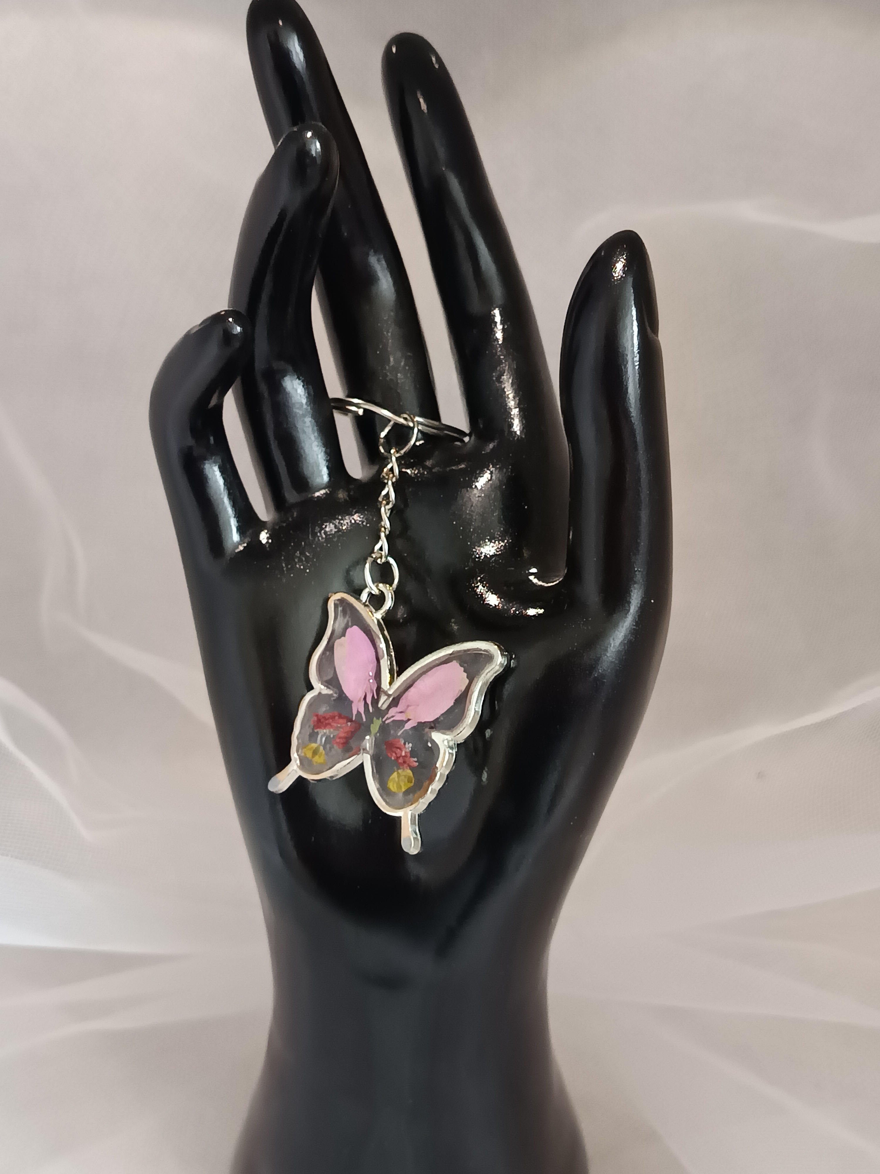 Porte-clés papillon en résine avec fleurs naturelles – Bijou délicat et poétique