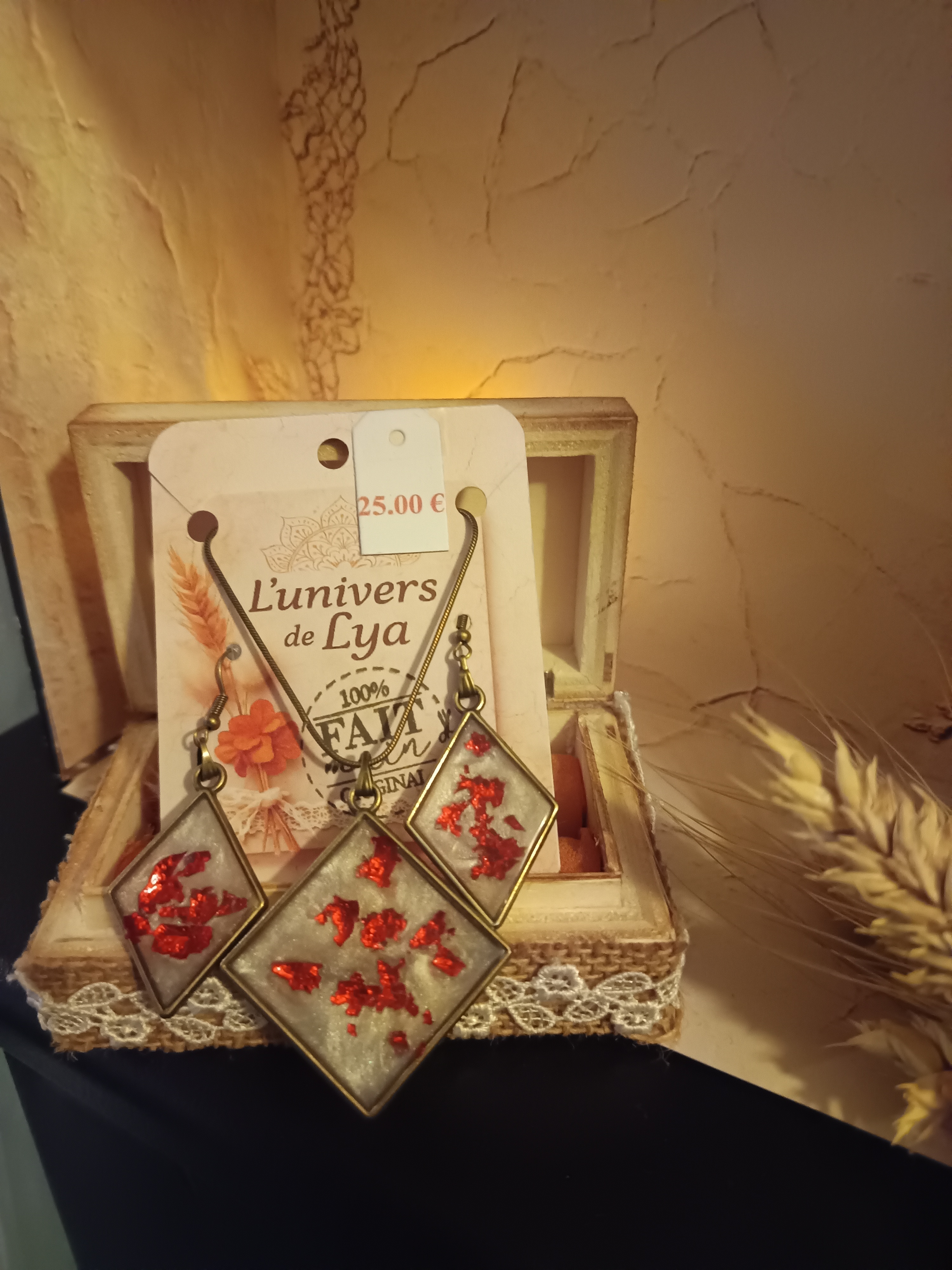 Parure artisanale collier et boucles d’oreilles en résine avec inclusion de feuilles d'or rouges – Bijou bohème fait main unique