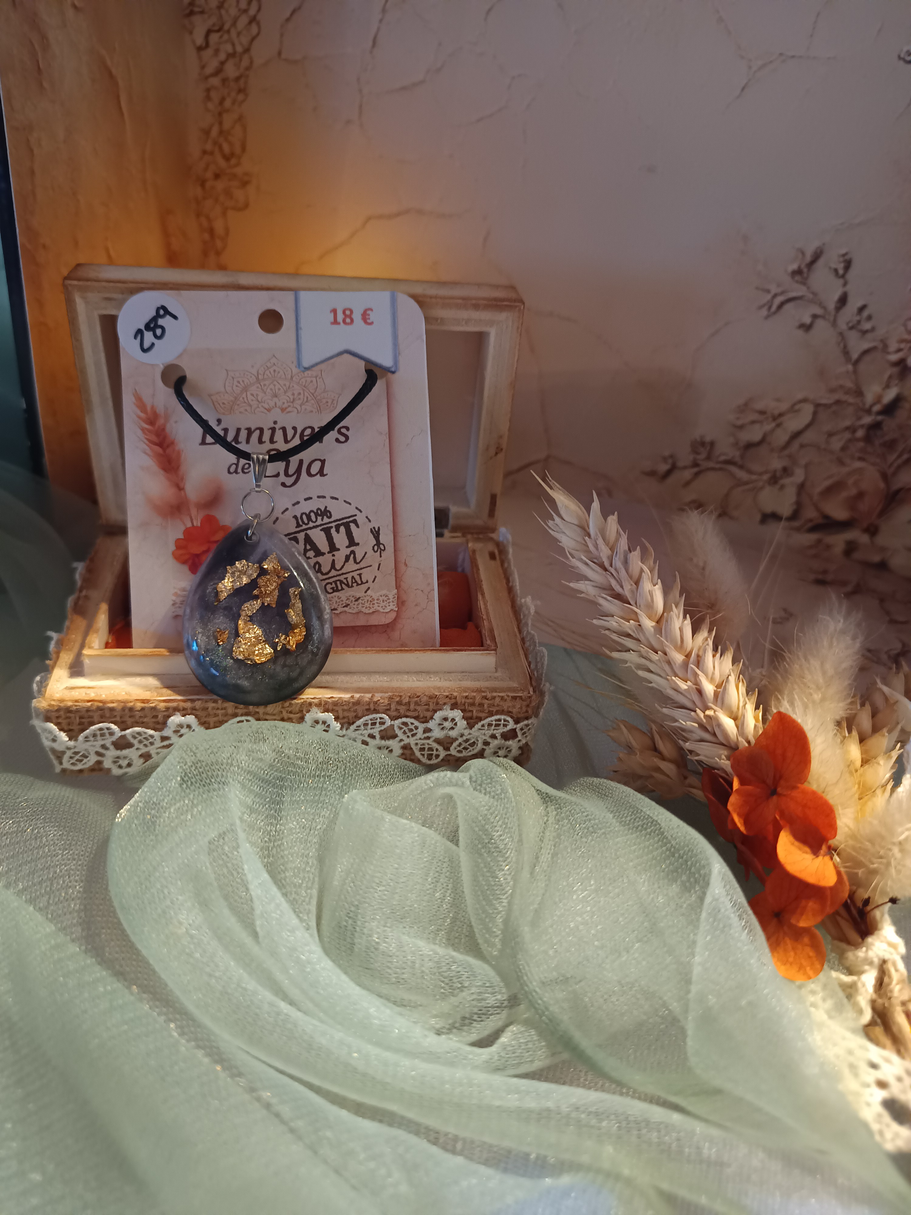 Collier artisanal en résine grise avec feuilles dorées – Pendentif goutte bohème fait main