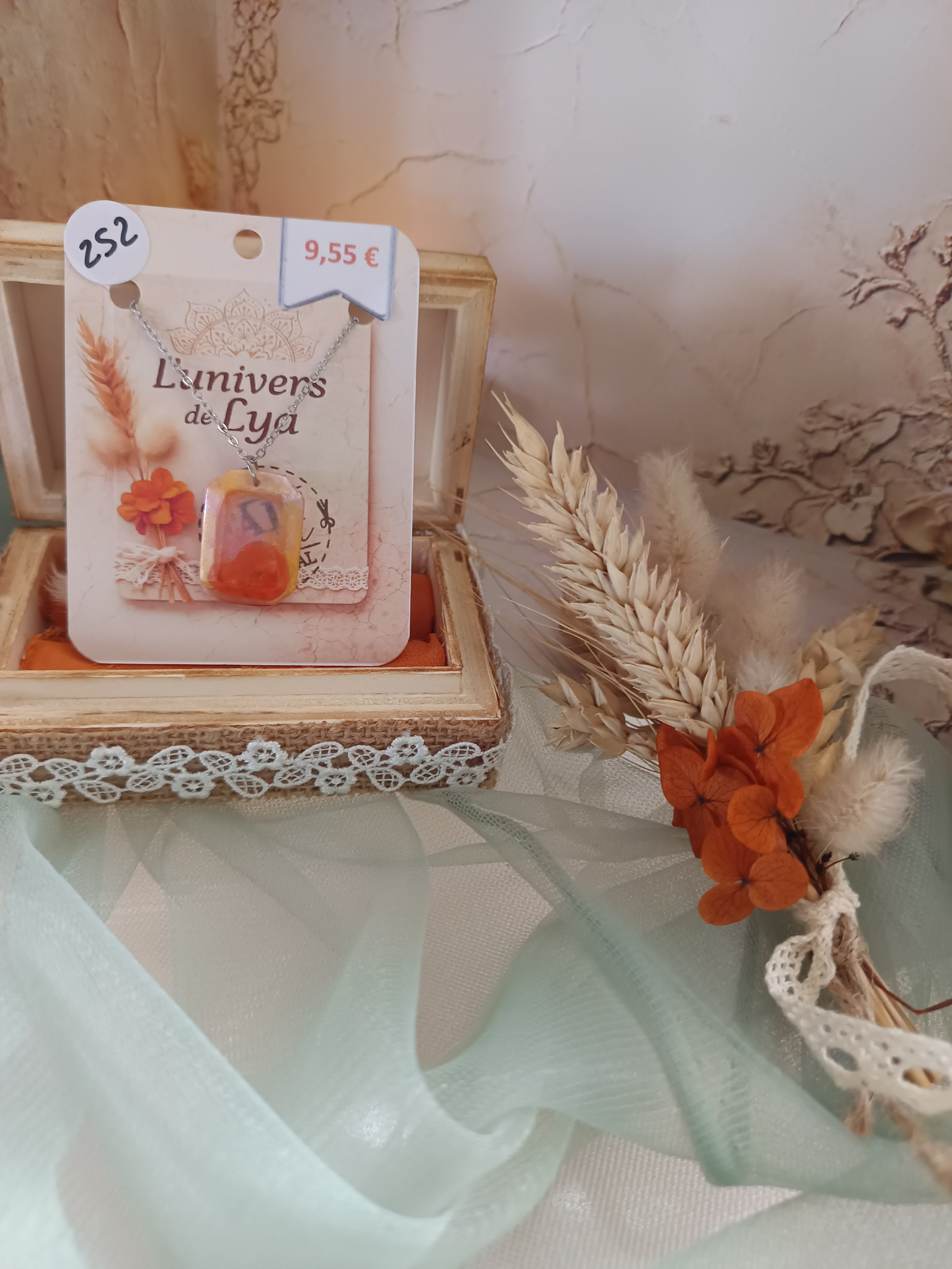 Collier rectangle nacré orange et rose en résine – Bijou artisanal | L’Univers de Lya