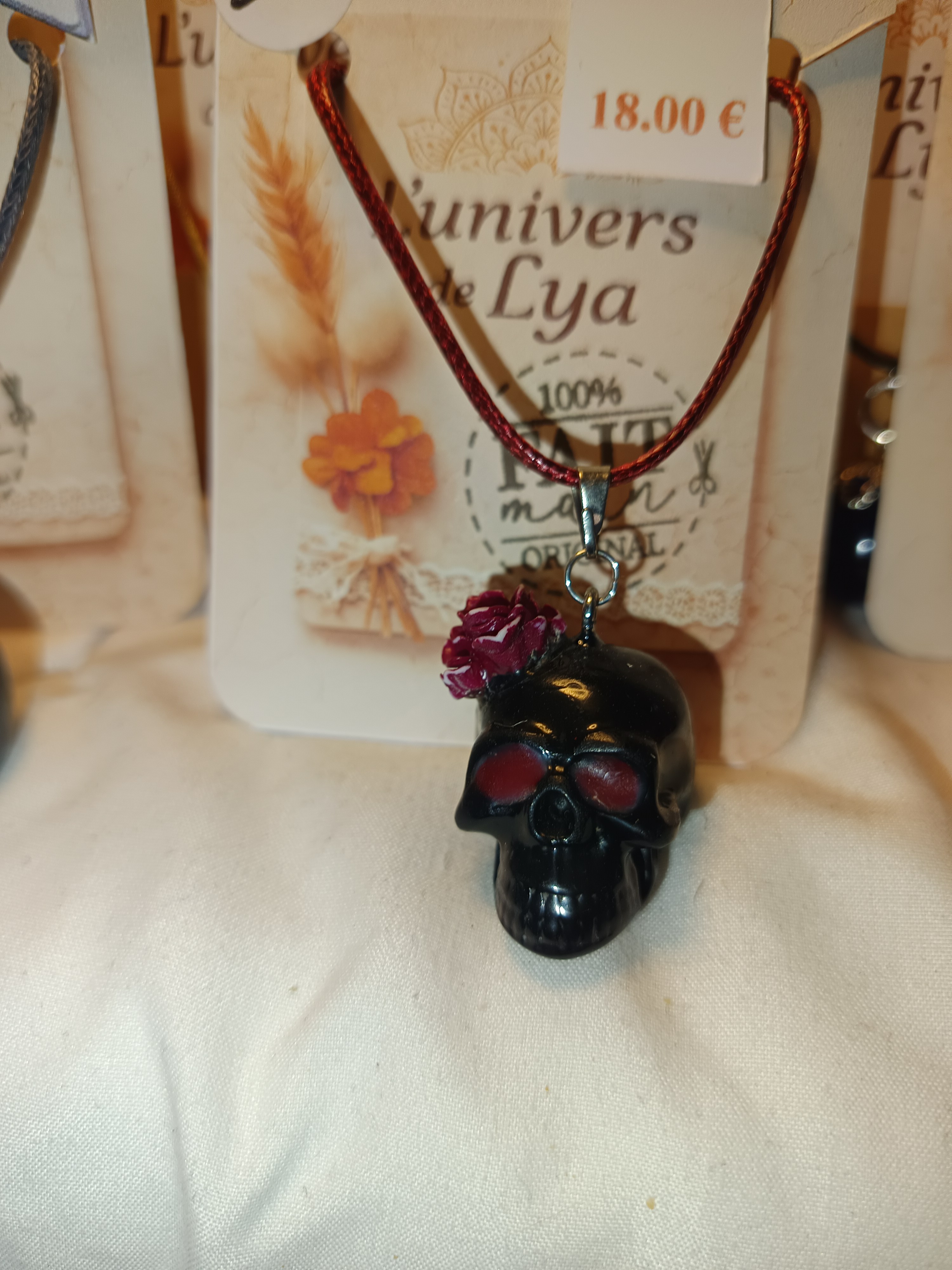 Collier crâne noir aux yeux rouges avec fleur – Bijou gothique fait main