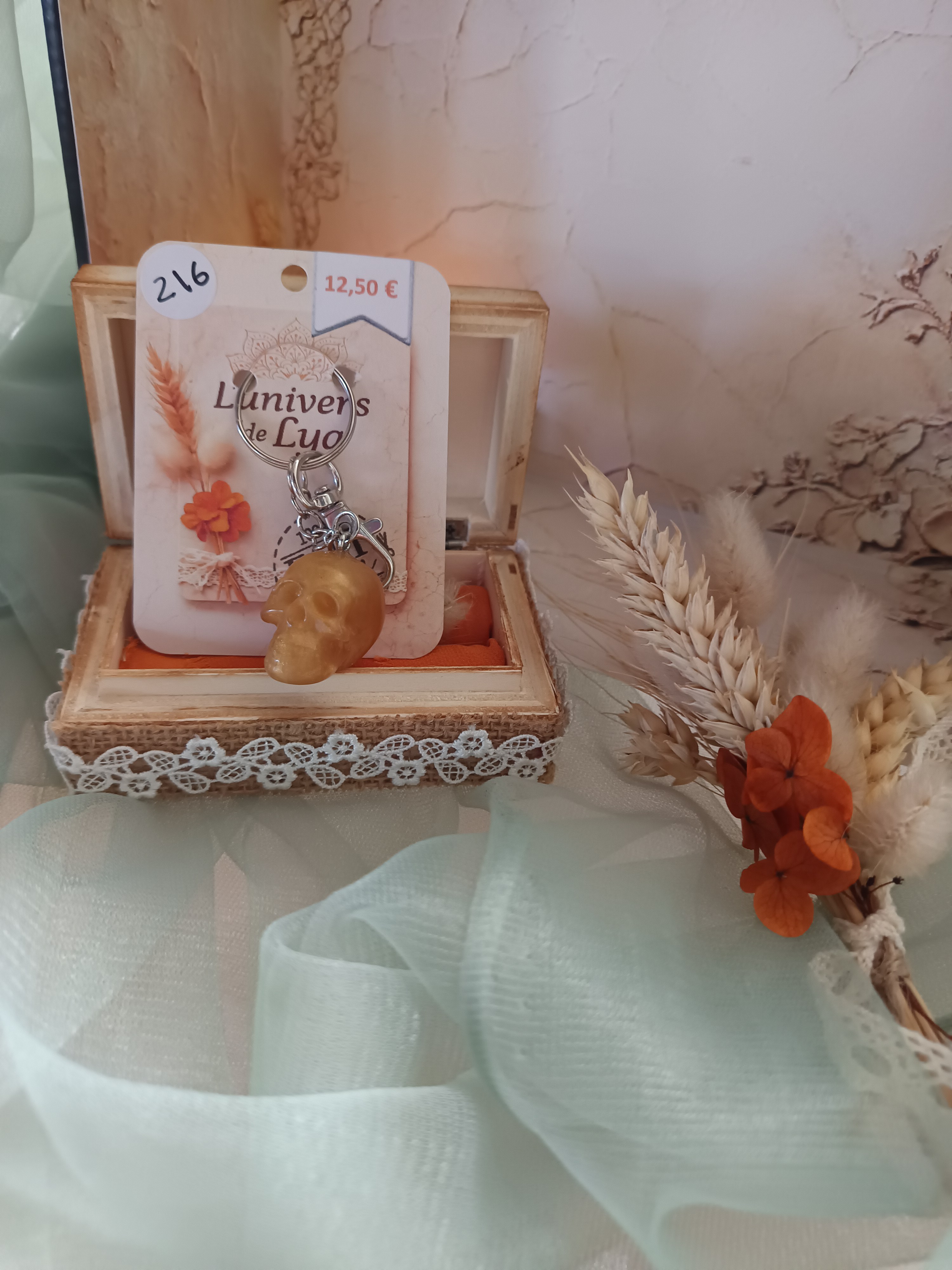 Porte-clés crâne doré ambré en résine – Accessoire fait main lumineux